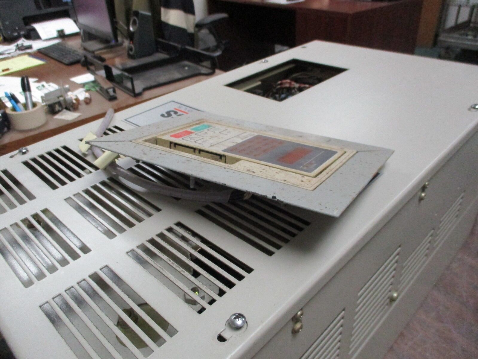 Saftronics AC Drive CIMR-P5U4030 50HP 3Ph w/ Keypad & External Mount Used