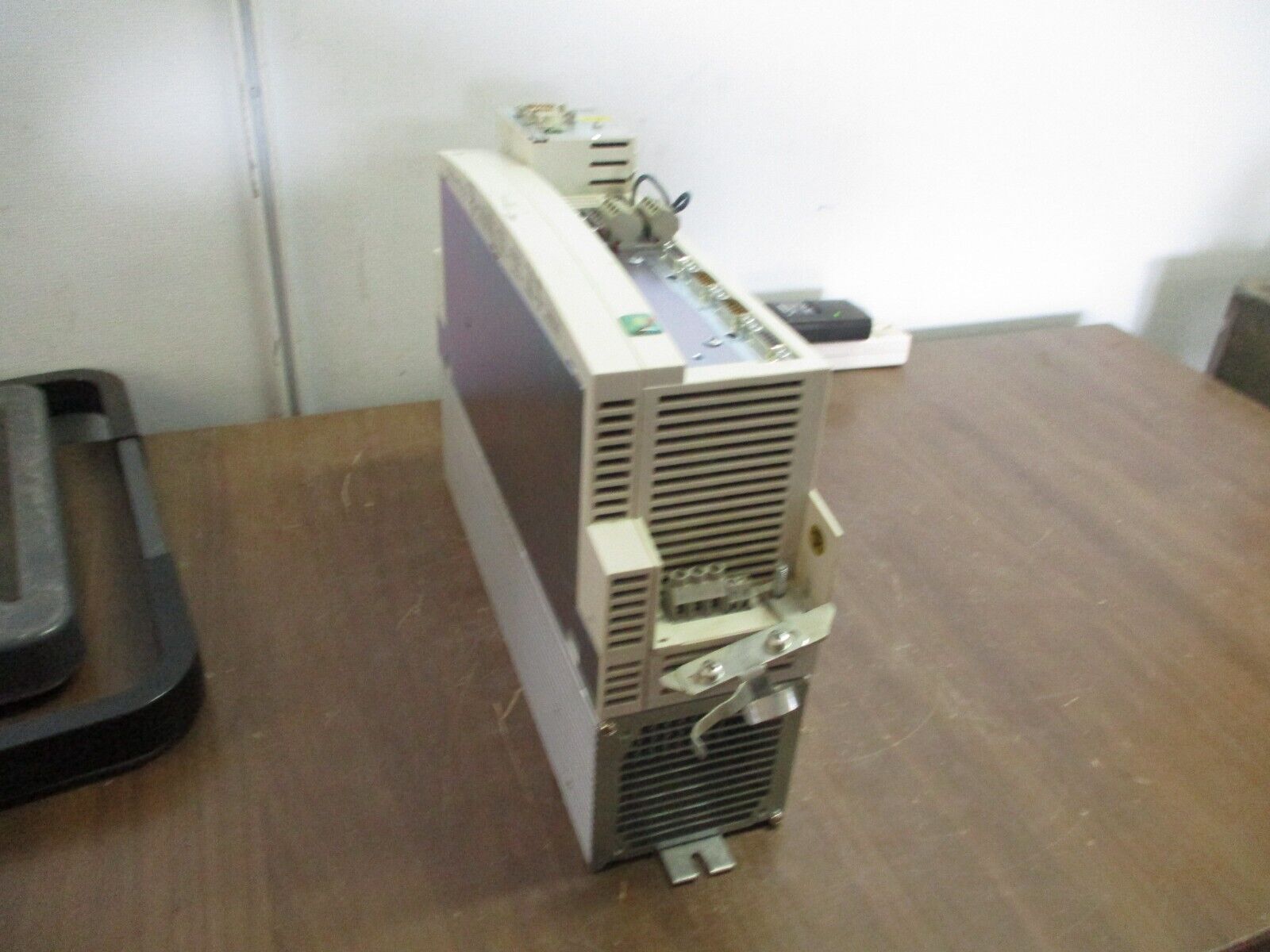 Lenze Servo Controller EVS9323-ES Input: 3Ph 400/480V 3.9A 3.2kVA 50/60Hz Used
