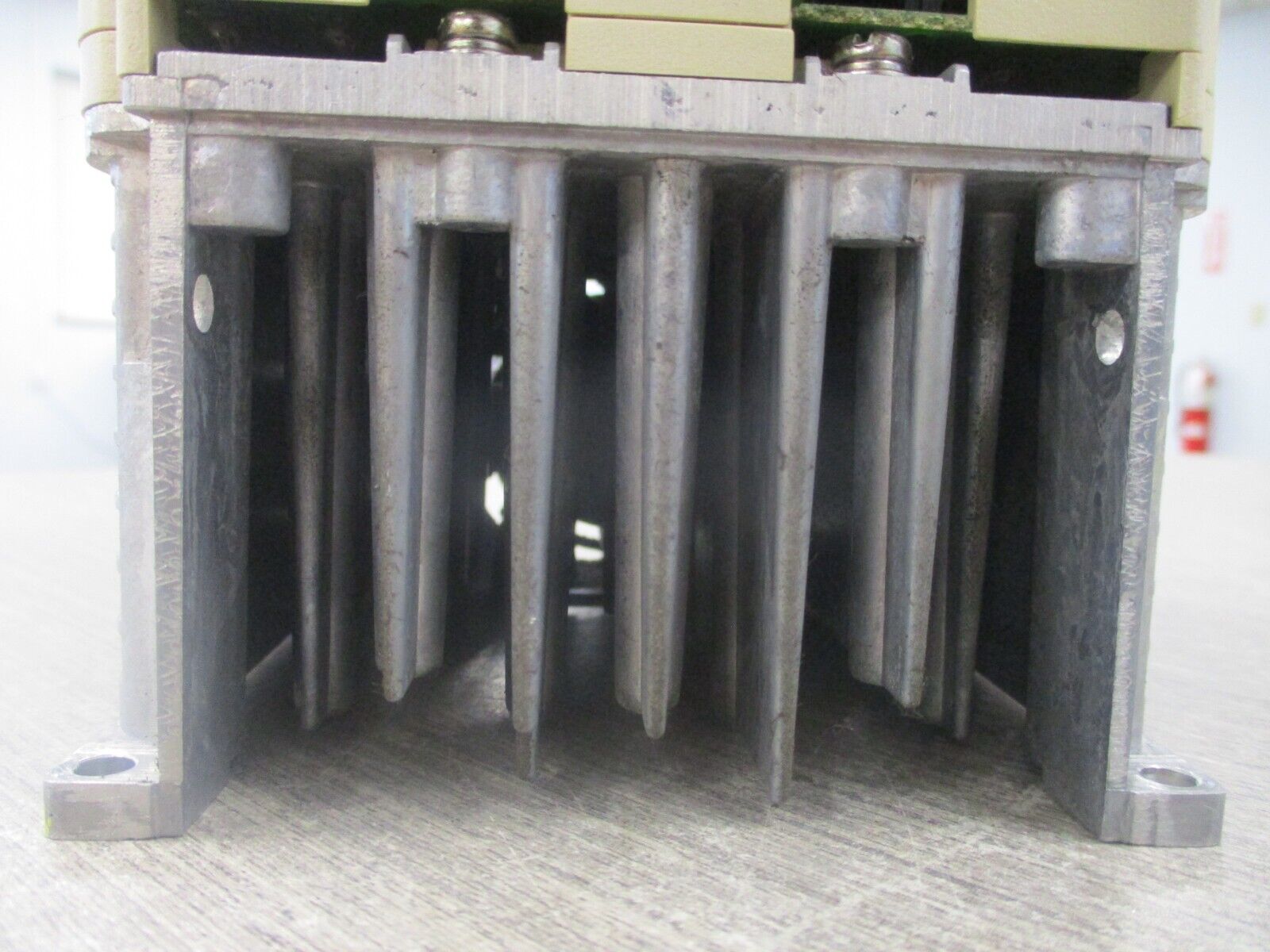 Yaskawa V1000 AC Drive CIMR-VU4A0005FAA Rev.D 3HP 3Ph Input: Output: Used