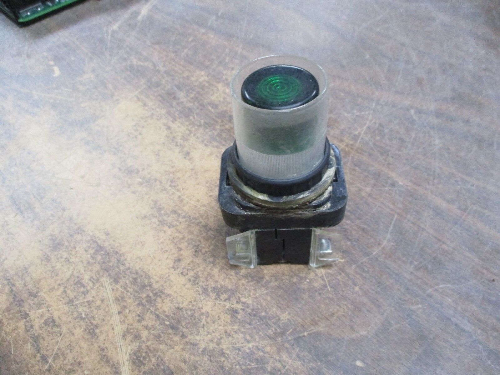 Allen-Bradley Illuminated Push Button 800H-PRA16 Green Ser. F 120V 50/60Hz Used