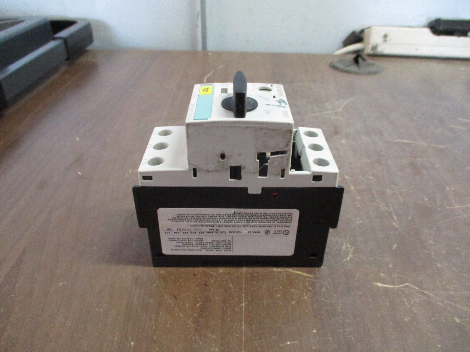 Siemens Sirius Motor Protector 3RV1021-4DA10 Trip: 20-25A 600V *Cracked* Used