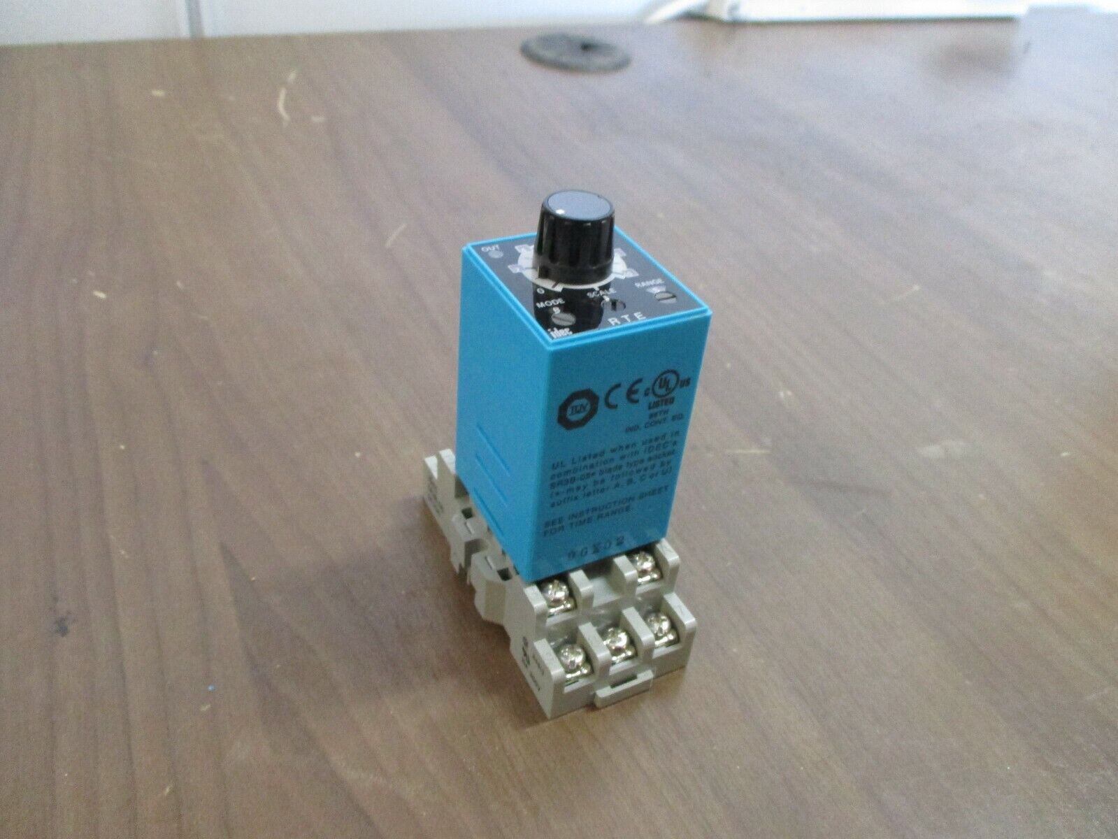 IDEC Electronic Timer RTE-B1AD24 24V AC/DC w/ Base Used