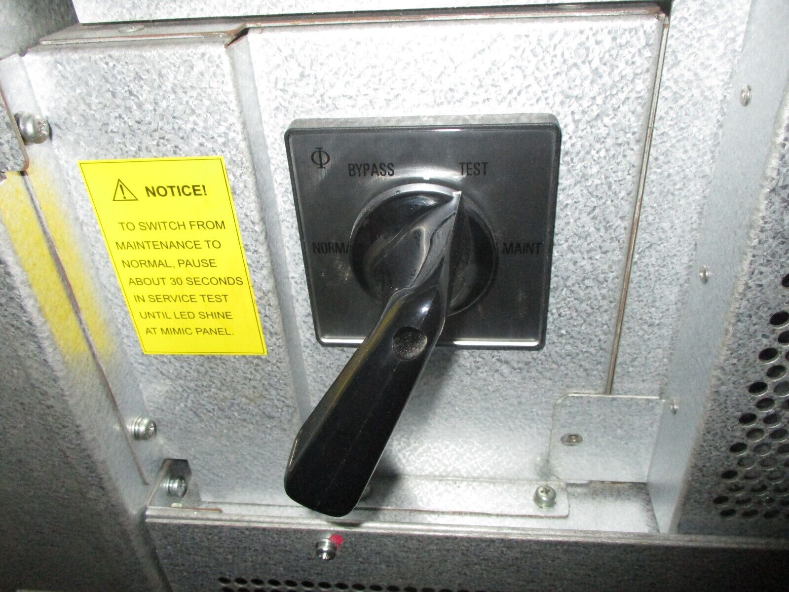 Emerson Liebert NXB 30 UPS 38SA030C0CHR 30KVA 24kW *Bent Key* Used