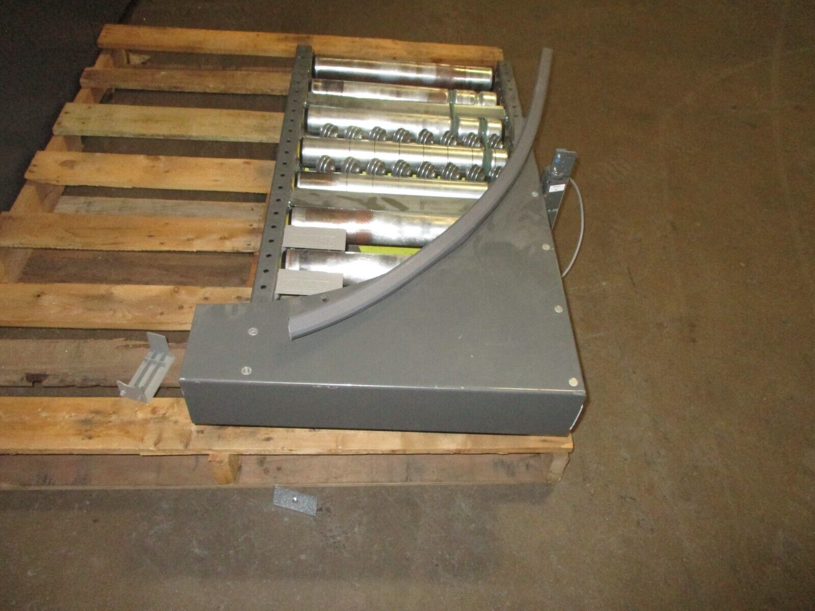 KNAPP Conveyor Belt 480V 3Ph Rail Length: 32" Roller Width: 14 7/8" Used