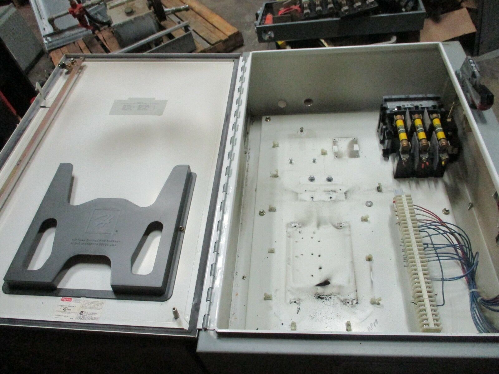 Hoffman Disconnect Enclosure A-36SA2610LP 30A 600V Type 12,13 Used