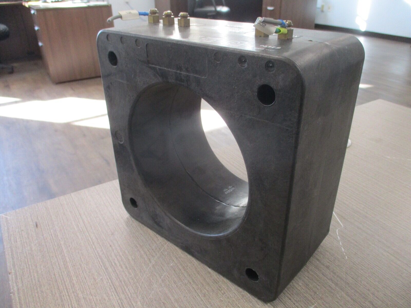 Eaton Current Transformer 139-302MR Ratio 3000:5A 600V 50-400Hz 10KV BIL Used