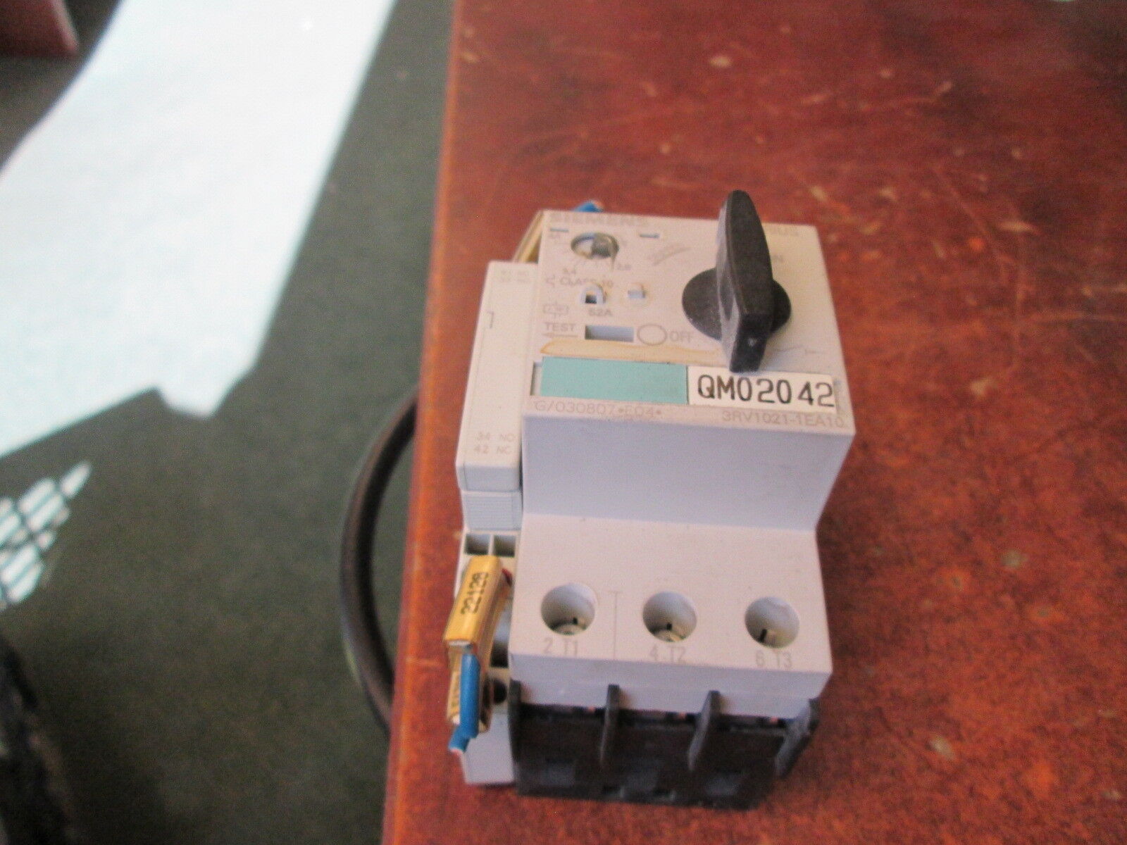 Siemens Sirius Motor Protector 3RV1021-1EA10 Trip: 2.8-4A 600V w/Aux Contact