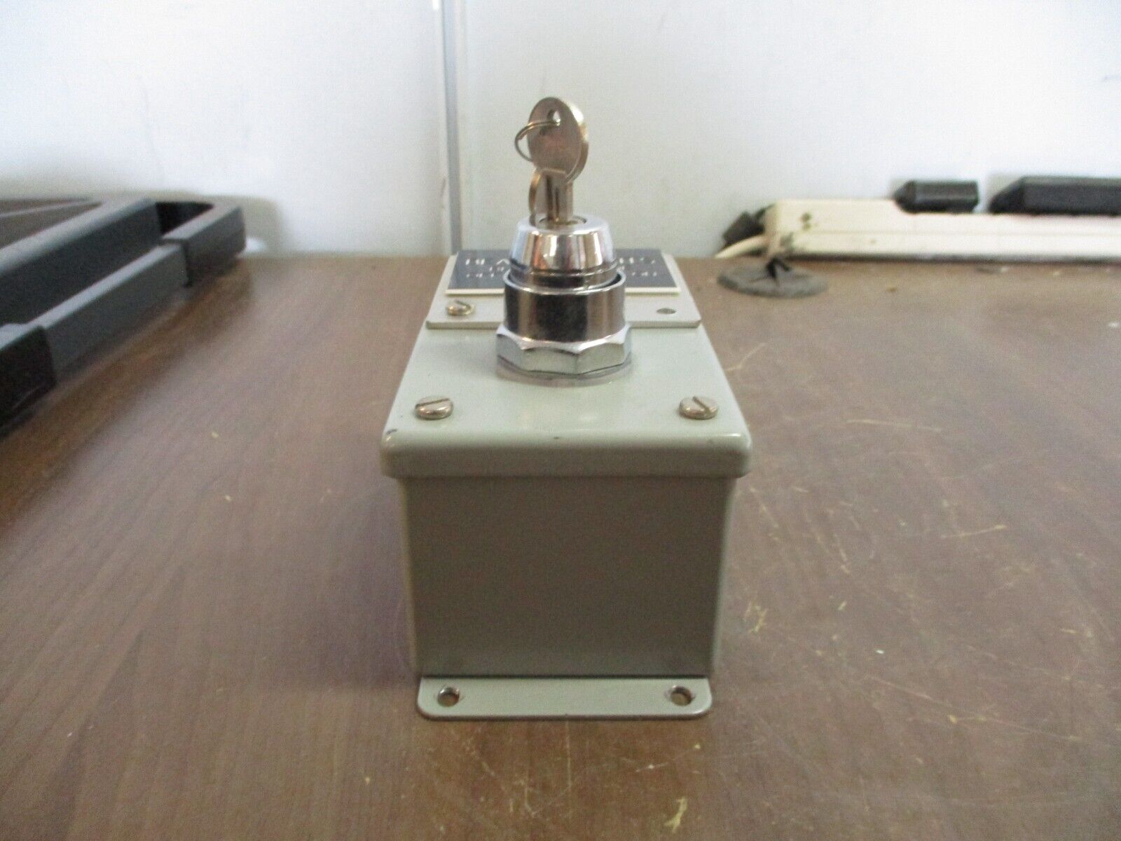 Square D Keyed Selector Switch 9001 KA1 Ser. K *Missing (1) Cover Screw* Used