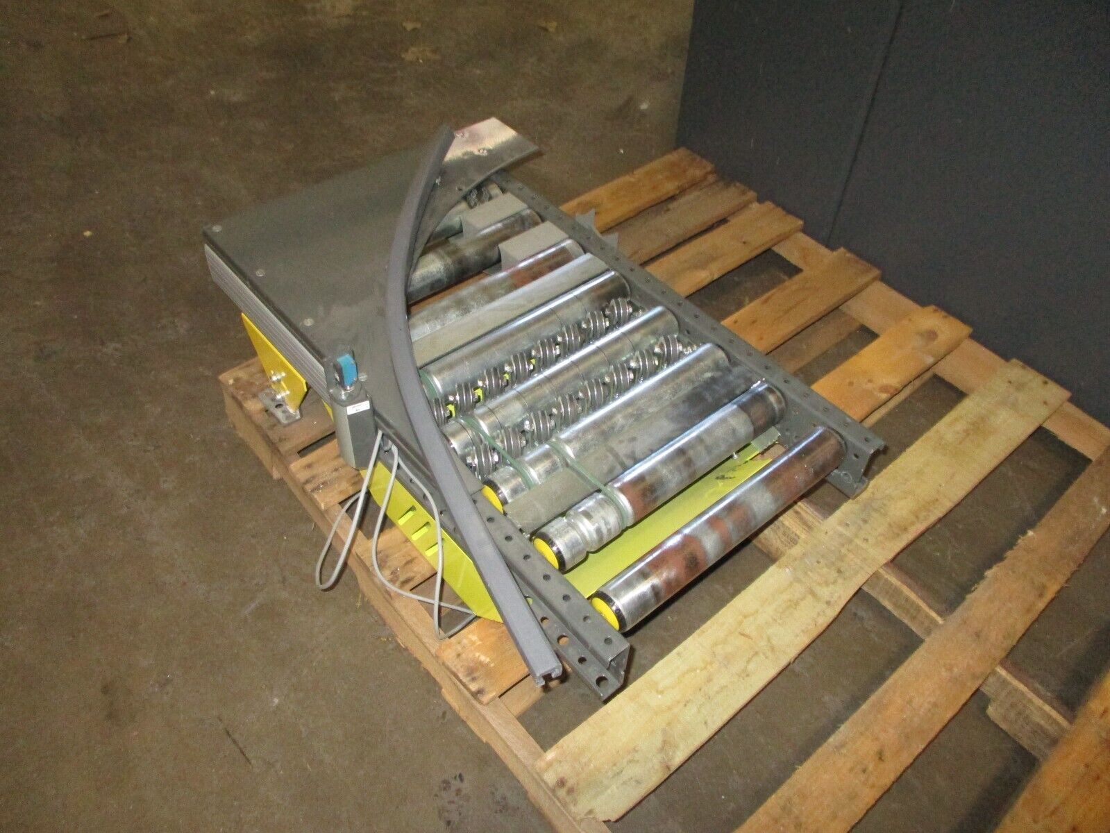 KNAPP Conveyor Belt 480V 3Ph Rail Length: 32" Roller Width: 14 7/8" Used