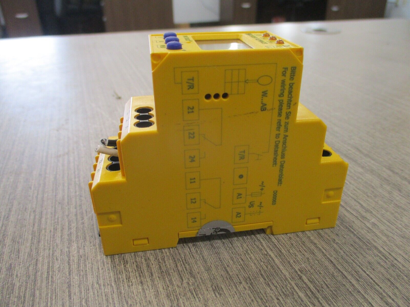 Bender Linetraxx Residual Current Monitor RCMA423-D-1 16-72 VAC Used