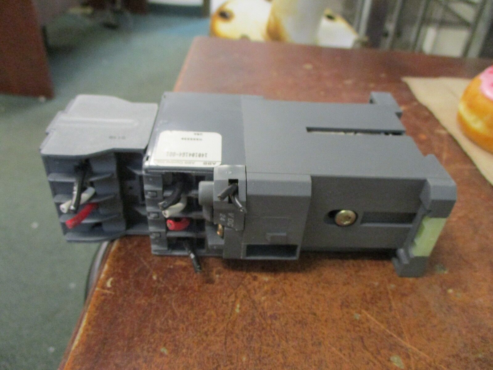 ABB Conductor 140104164-001 24 VDC Coil 10A 600V w/Aux Contact Block Used