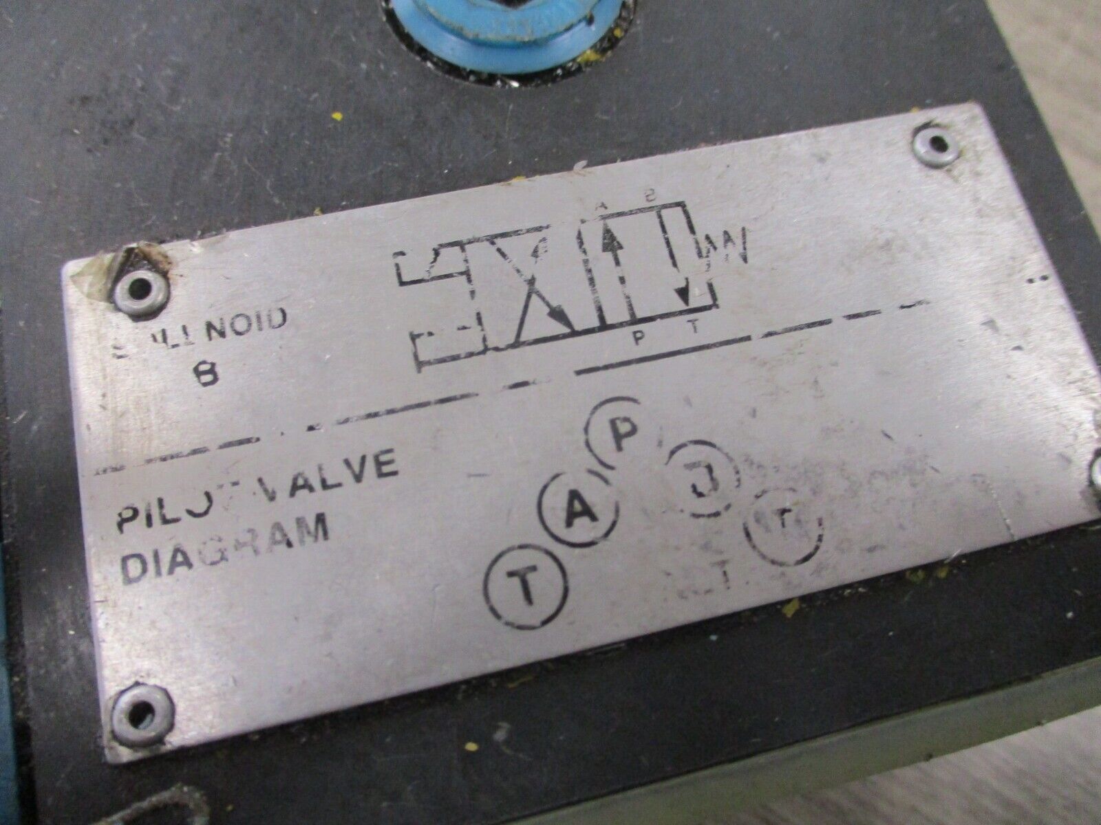 Vickers Directional Pilot Valve 879249 DG4S4 012A B 60 Used