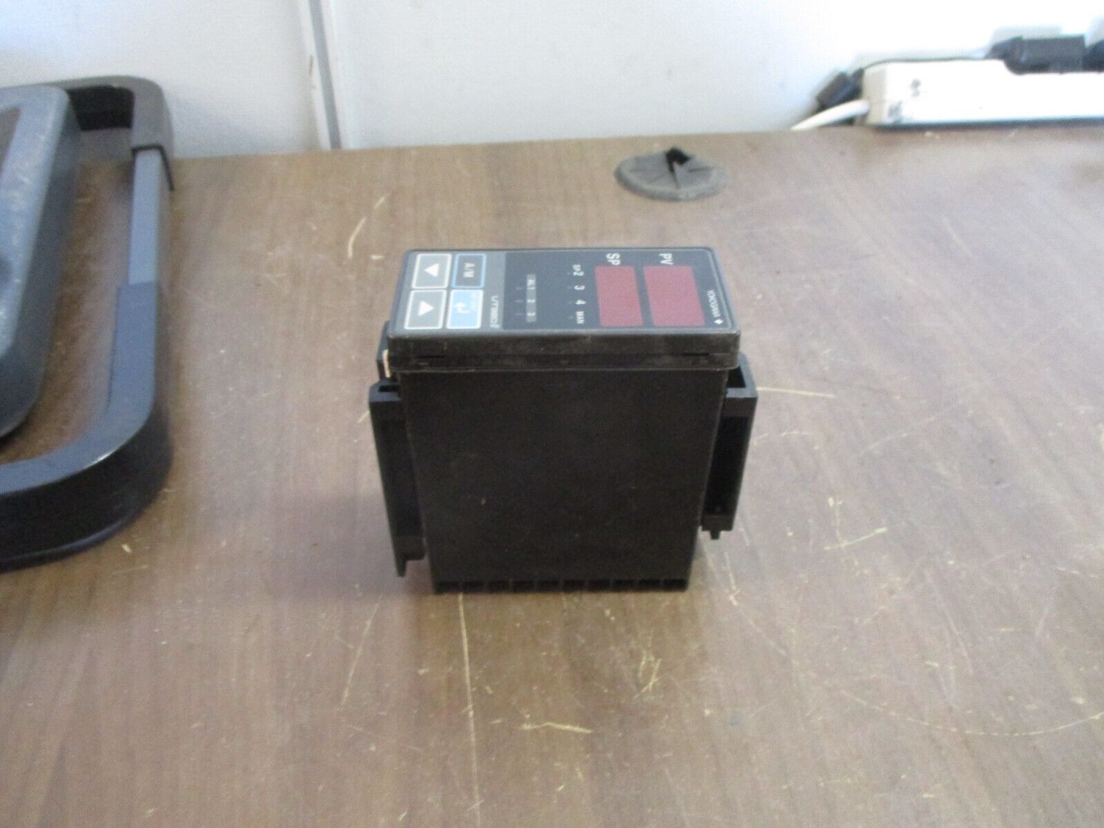 Yokogawa Digital Controller UT320 Style S4 100-240VAC 50/60Hz Used