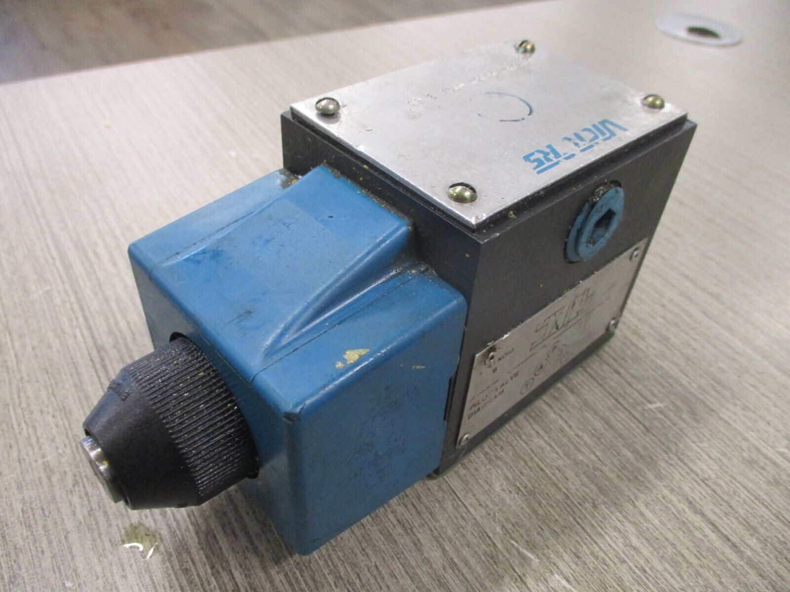 Vickers Directional Pilot Valve 879249 DG4S4 012A B 60 Used