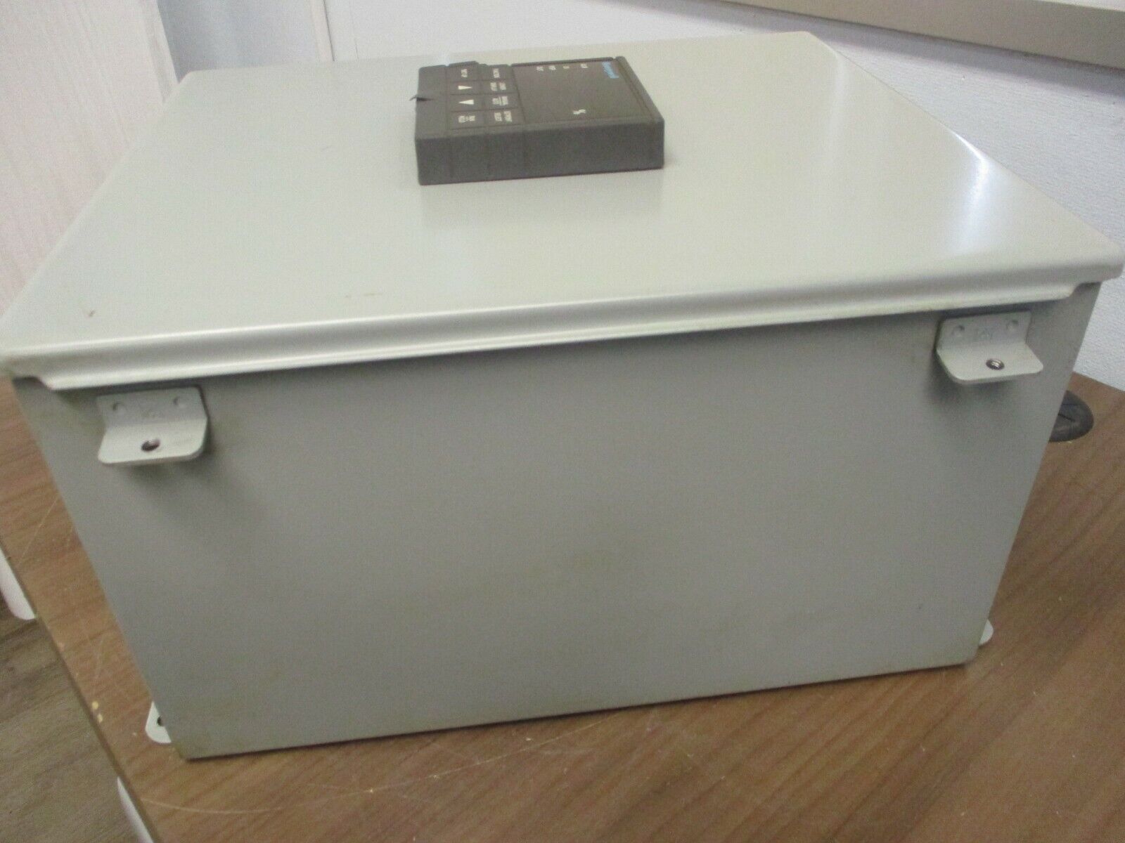 Honeywell Enclosed Versa-Pro Temperature Controller UDC3000 90-264V 50/60Hz Used