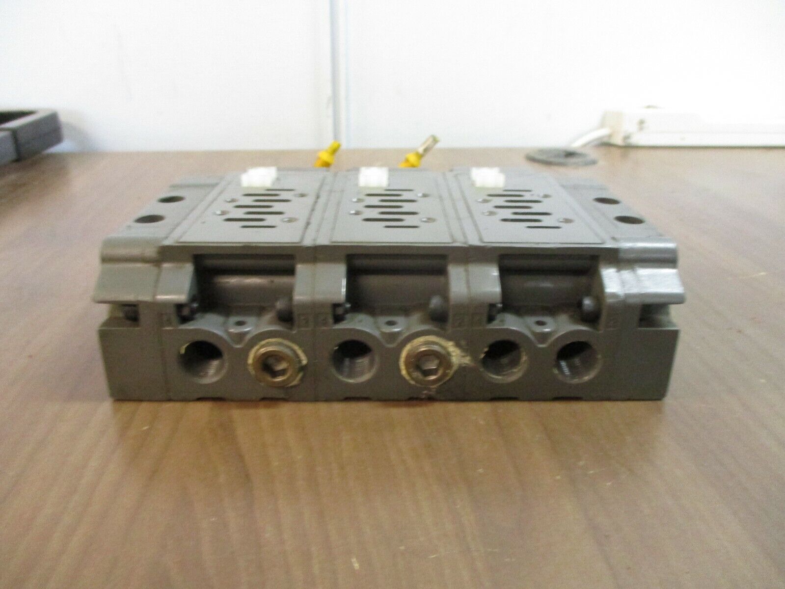 Vickers Valve Base Manifold 102020049 3-Valve Used