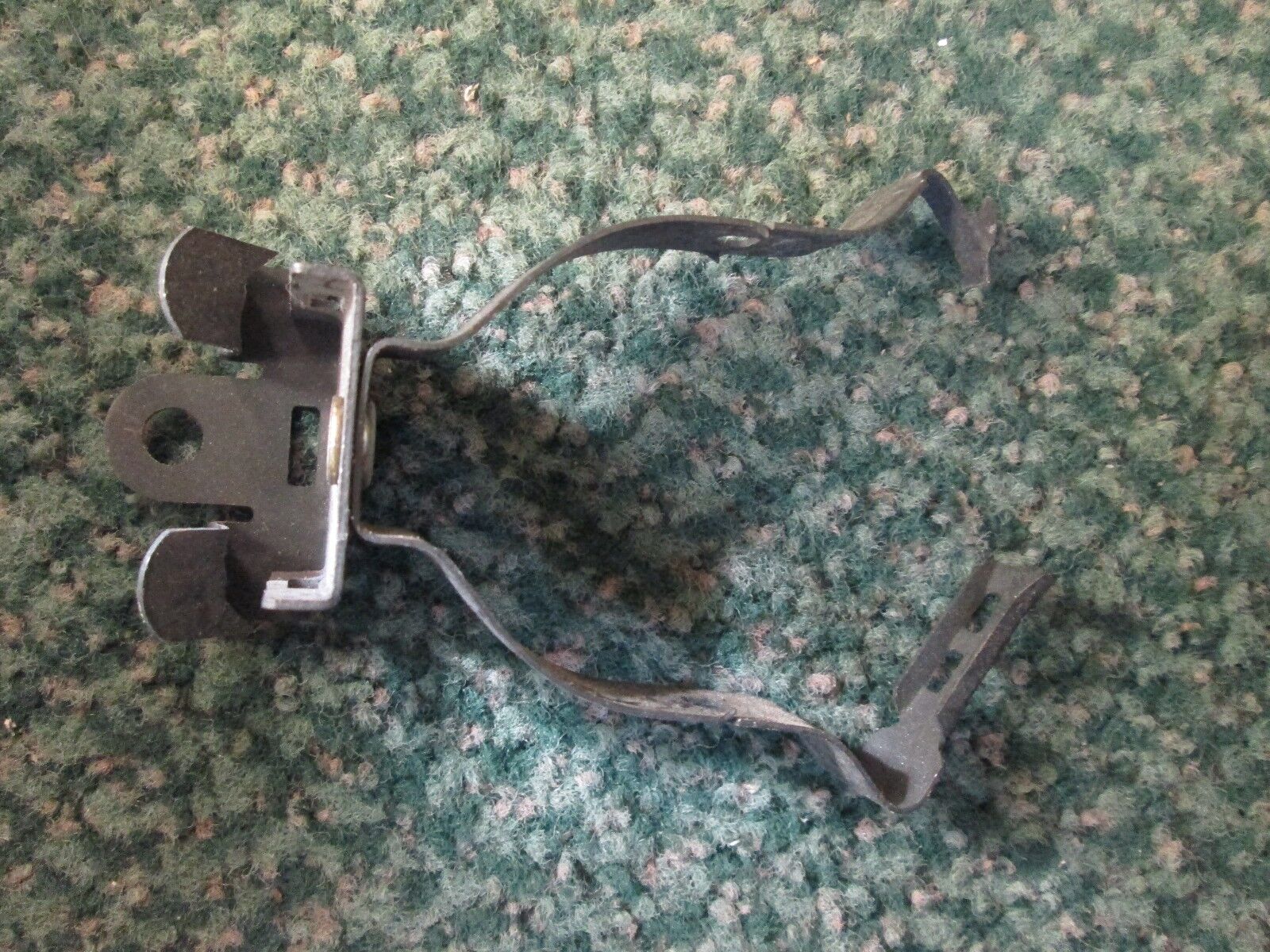 Cooper/B-Line Conduit Clip BG24-U-2-4 *Approx 40* Used