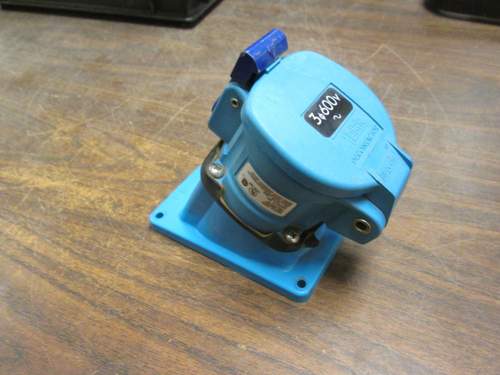 Meltric DS20 Receptacle 33-14143-824 20A 600V Type 3R *Chipped Corner* Used
