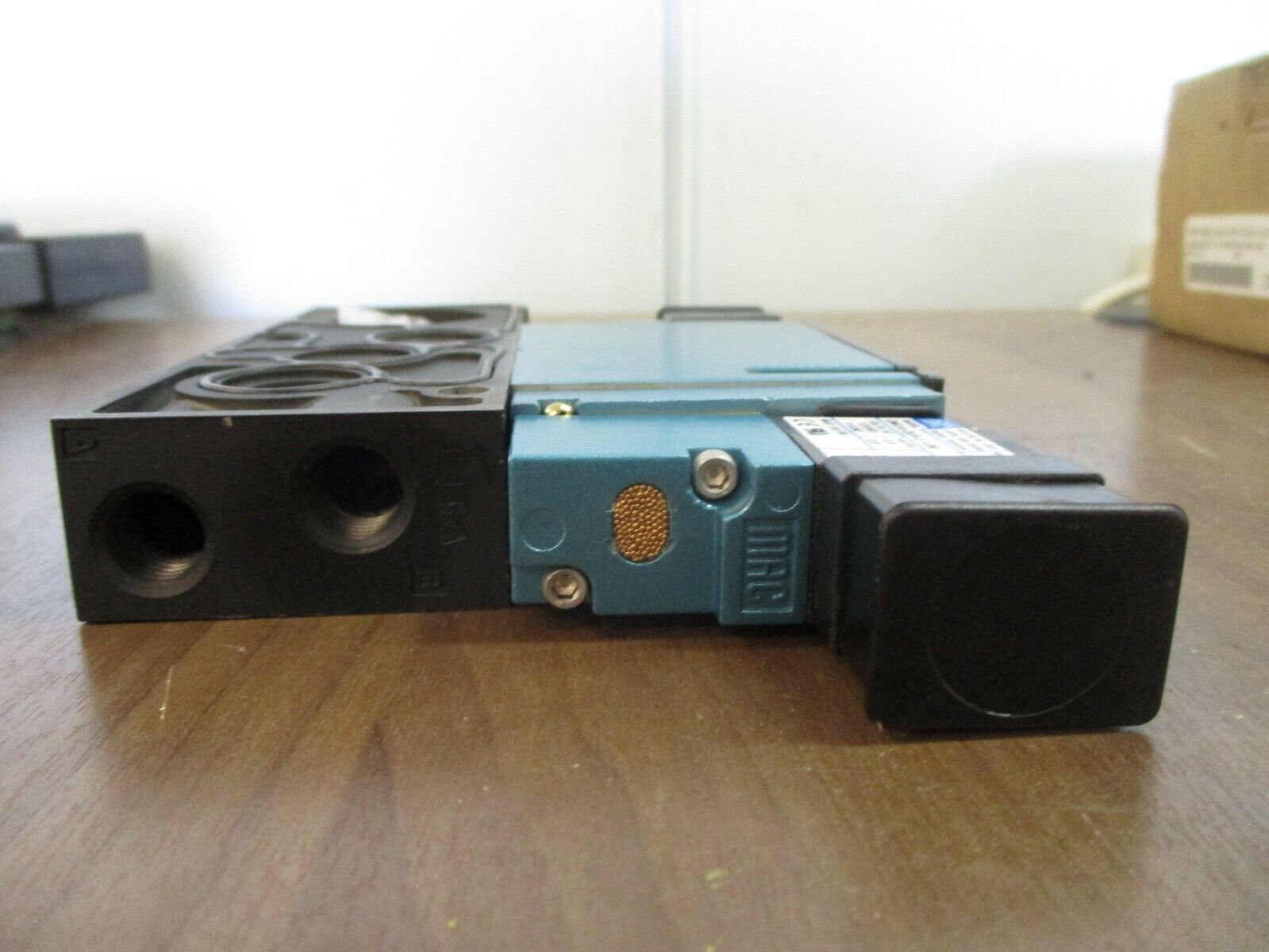 MAC Solenoid Valve 92B-BBA-BJG-DM-DJAJ-1JM New Surplus