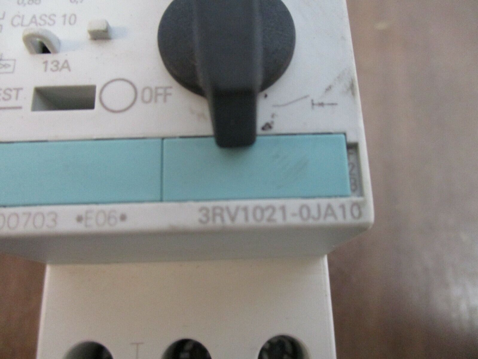 Siemens Sirius Motor Protector 3RV1021-0JA10 Trip: 0.7-1.0A w/ 3RV1928-1H Used