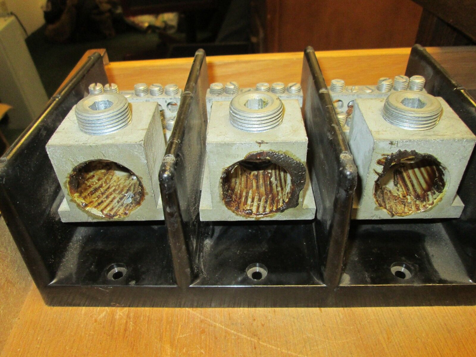 Underwriters Power Distribution Block 13026 line 1000MCM load (12) #4-#14 3P