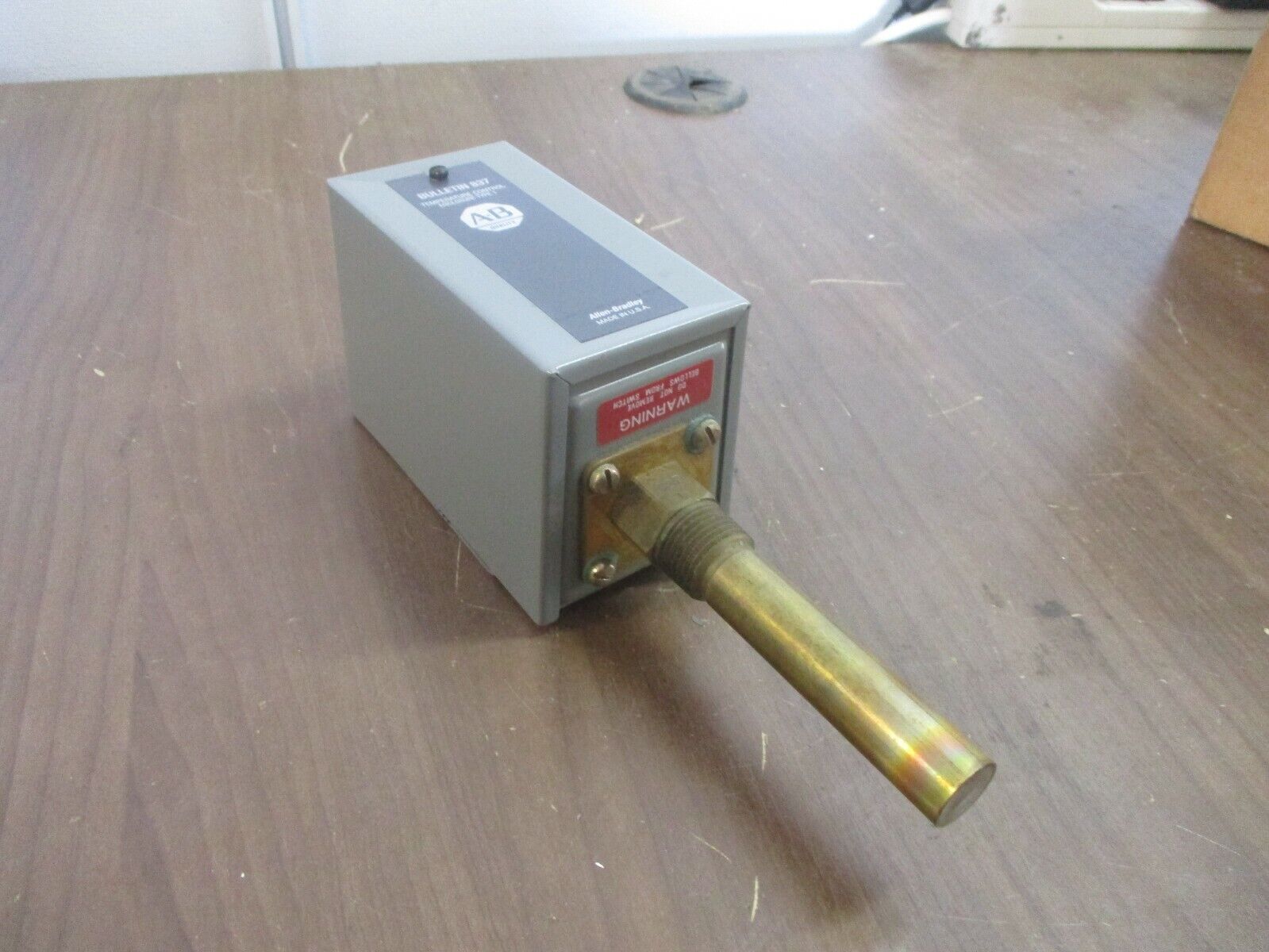Allen-Bradley Temperature Control 837-V3A Ser. A Range: 140-290°F New Surplus