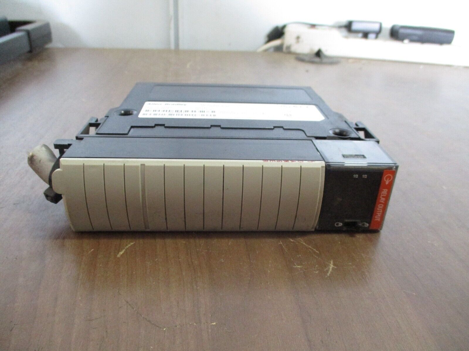 Allen-Bradley Relay Isolated Output Module 1756-OW16I Ser. A 16PT N.O.