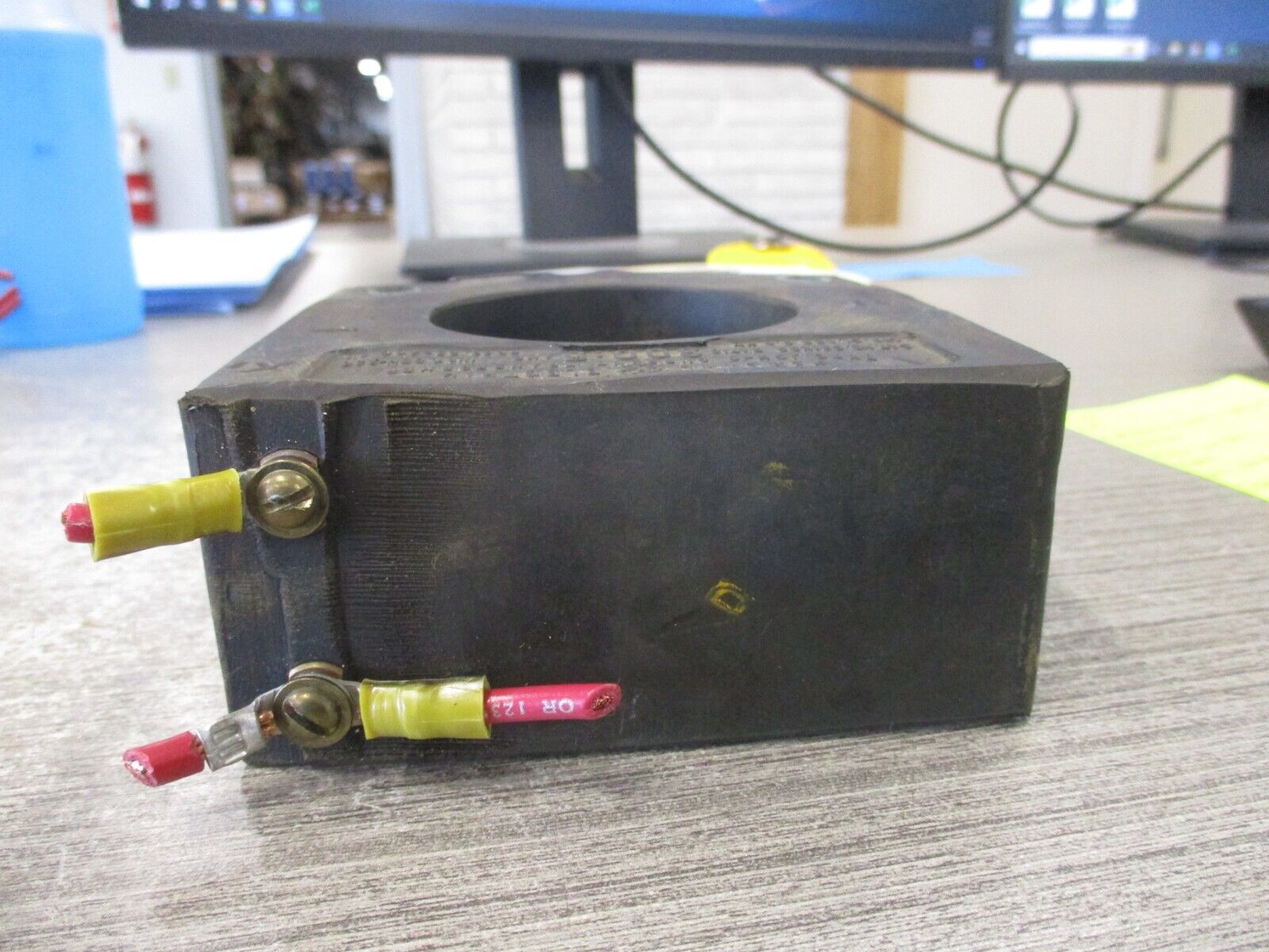GE Type JCH-0 Current Transformer 631X30 Ratio 300:5A 600V 25-400Hz Used
