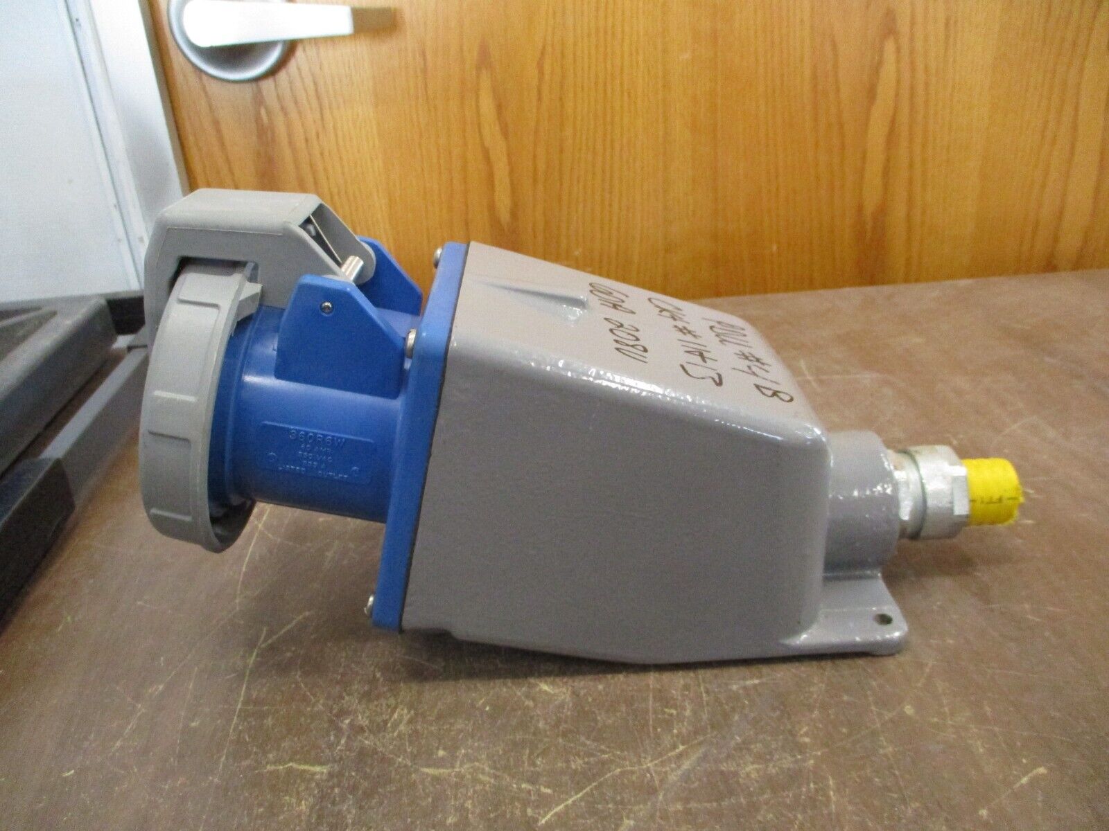 Hubbell Receptacle w/ Base 360R6W 60A 250V Used