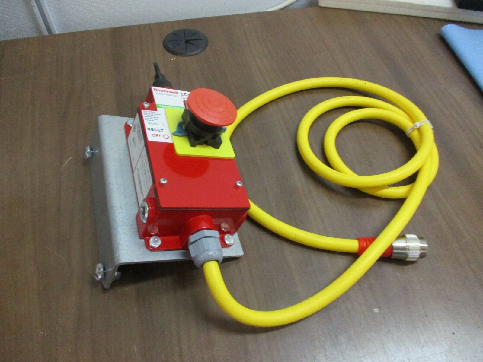 Honeywell Micro Switch Cable Pull Switch 1CPSA2-F03 w/ Mounting Plate