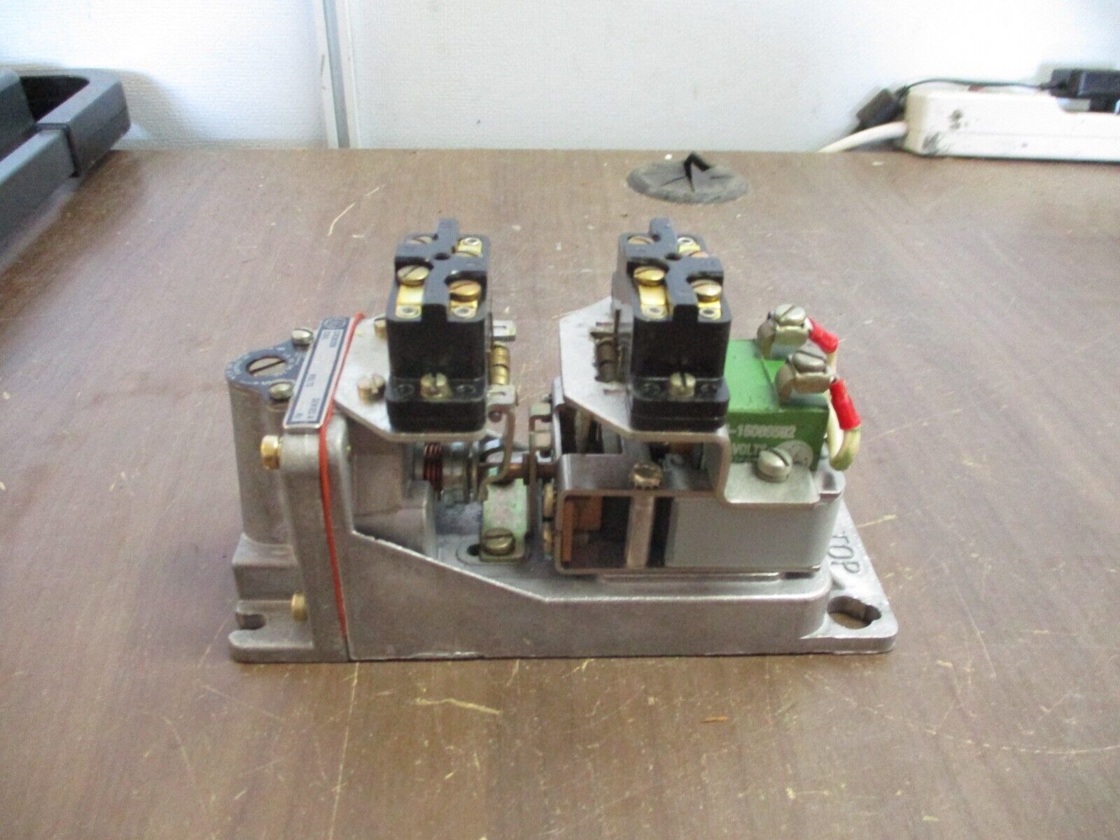 GE Pneumatic Time-Delay Relay CR2820B111AA2 Ser. A 115V Coil 600V New Surplus