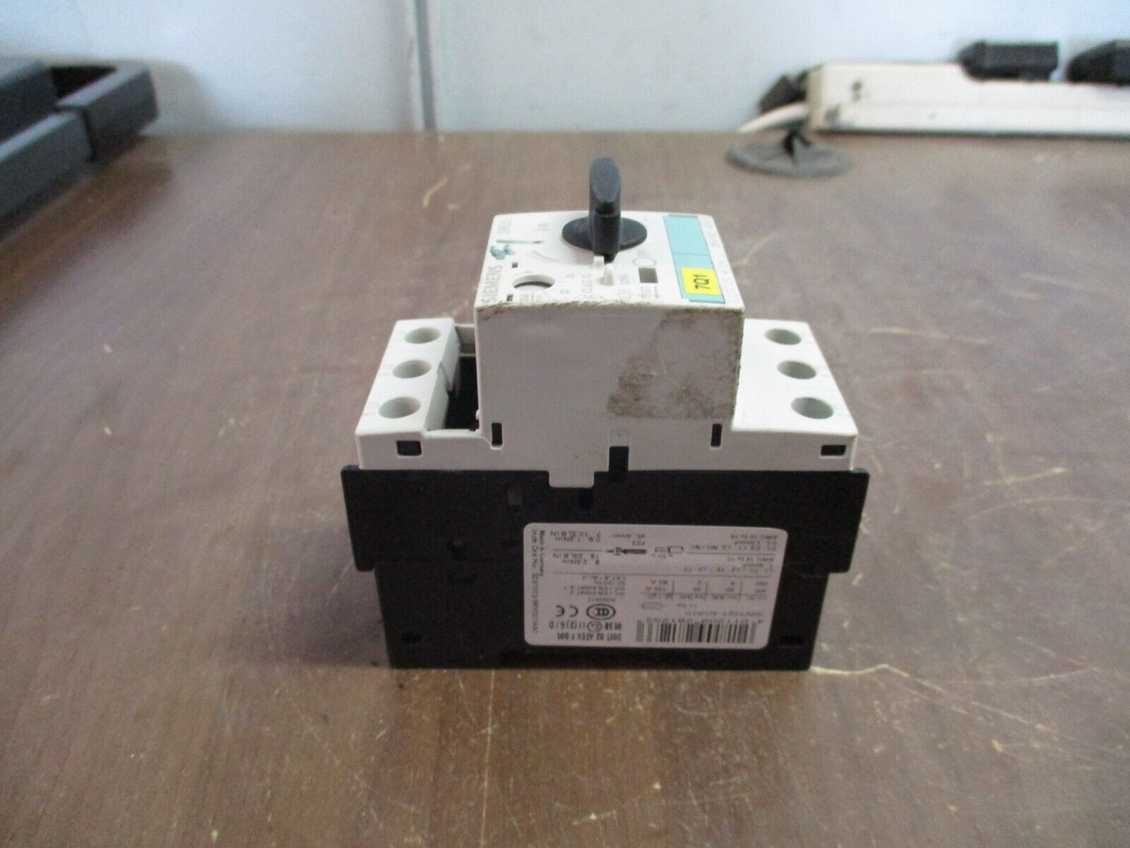 Siemens Sirius Motor Protector 3RV1021-4DA10 Trip: 20-25A 600V *Cracked* Used