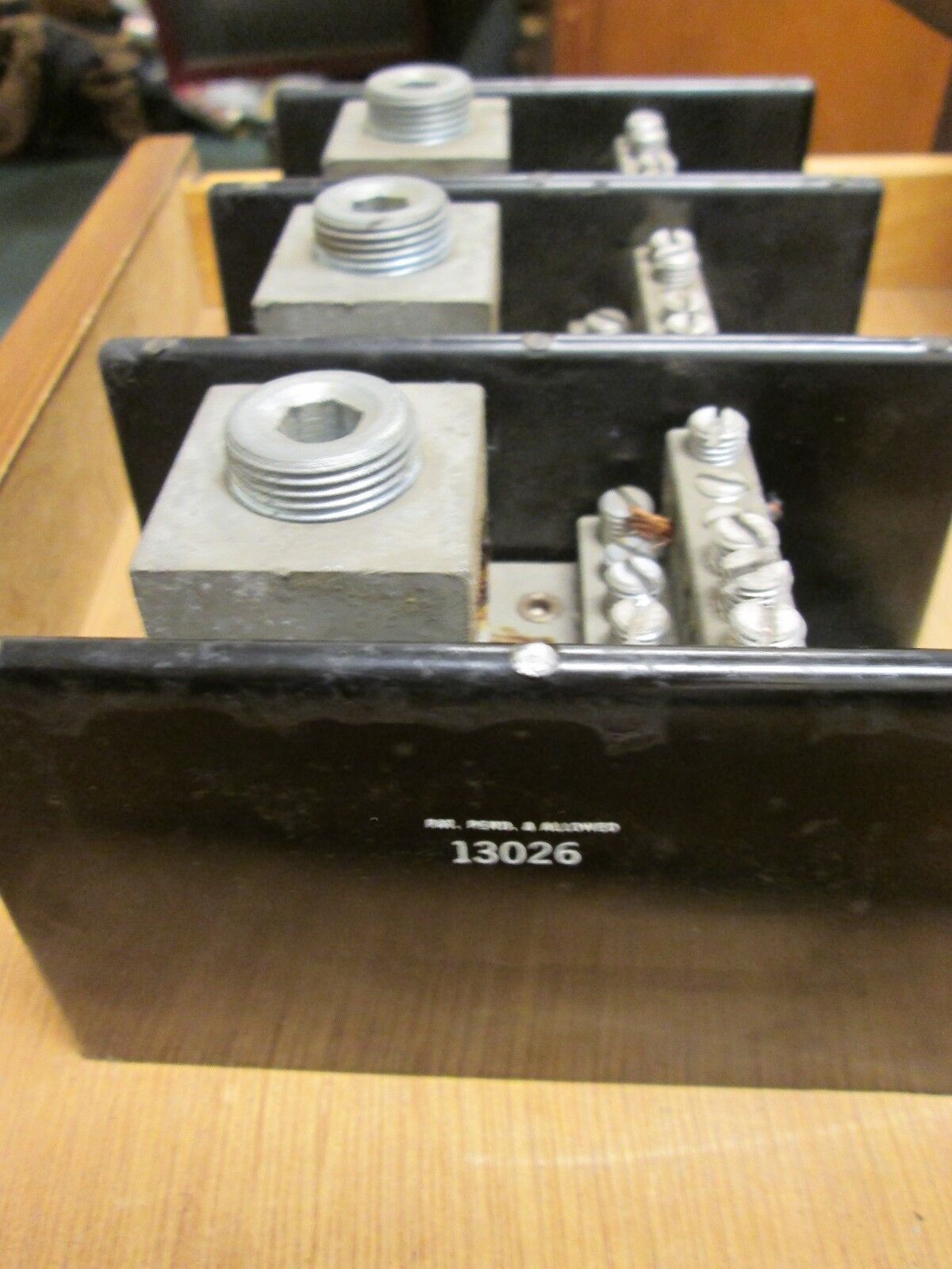 Underwriters Power Distribution Block 13026 line 1000MCM load (12) #4-#14 3P