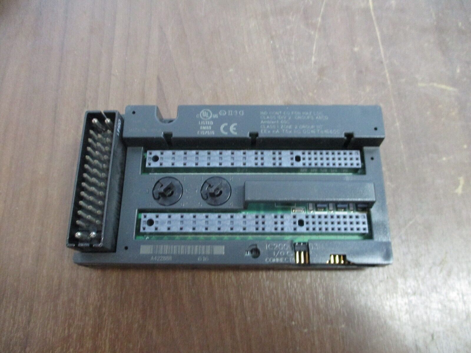 GE VersaMax I/O Carrier IC200CHS003H Connector Style *Chipped* Used