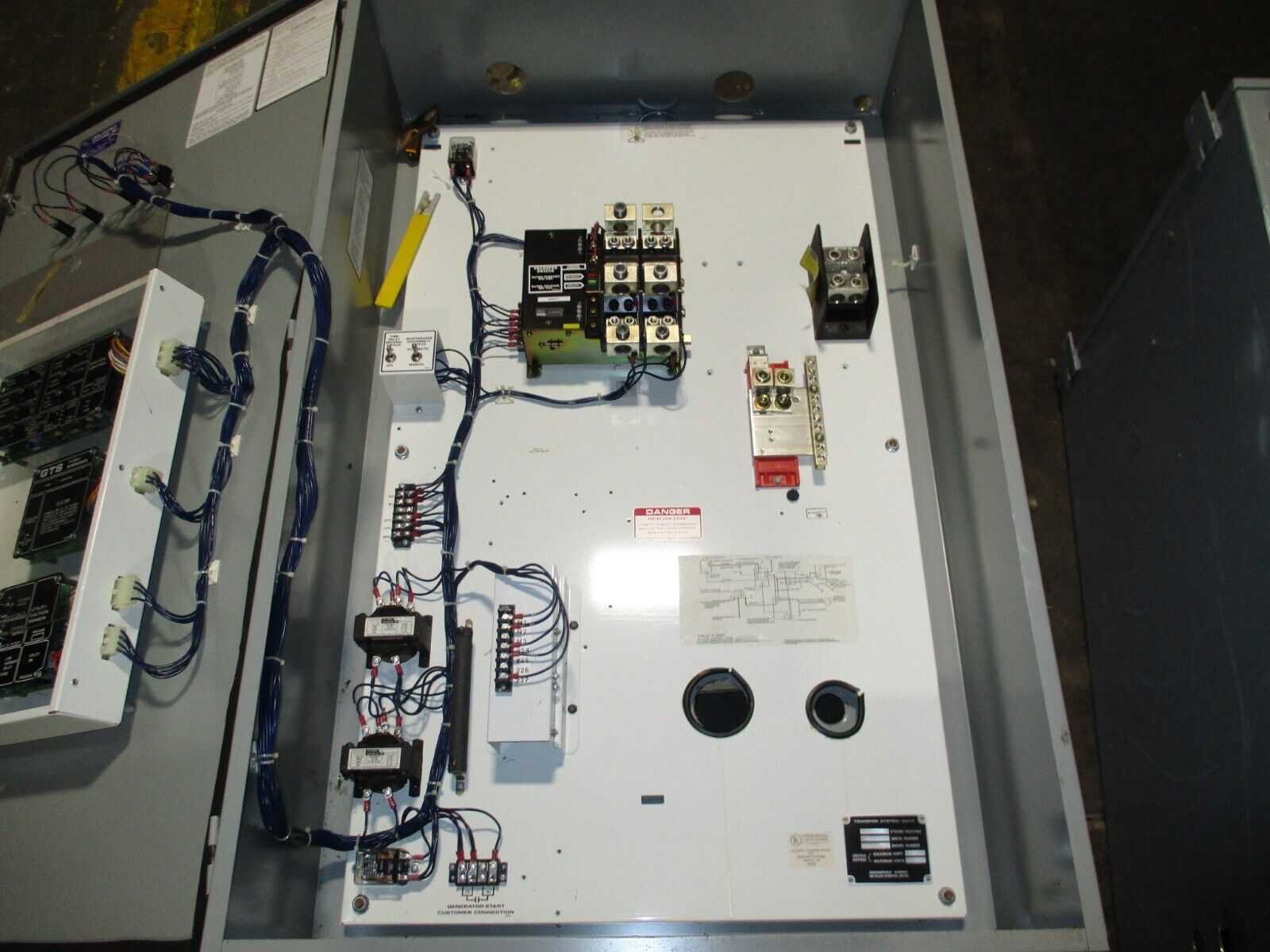 Generac Automatic Transfer Switch 92A02587-W 200A 120/240V 1Ph *Dented Cover*