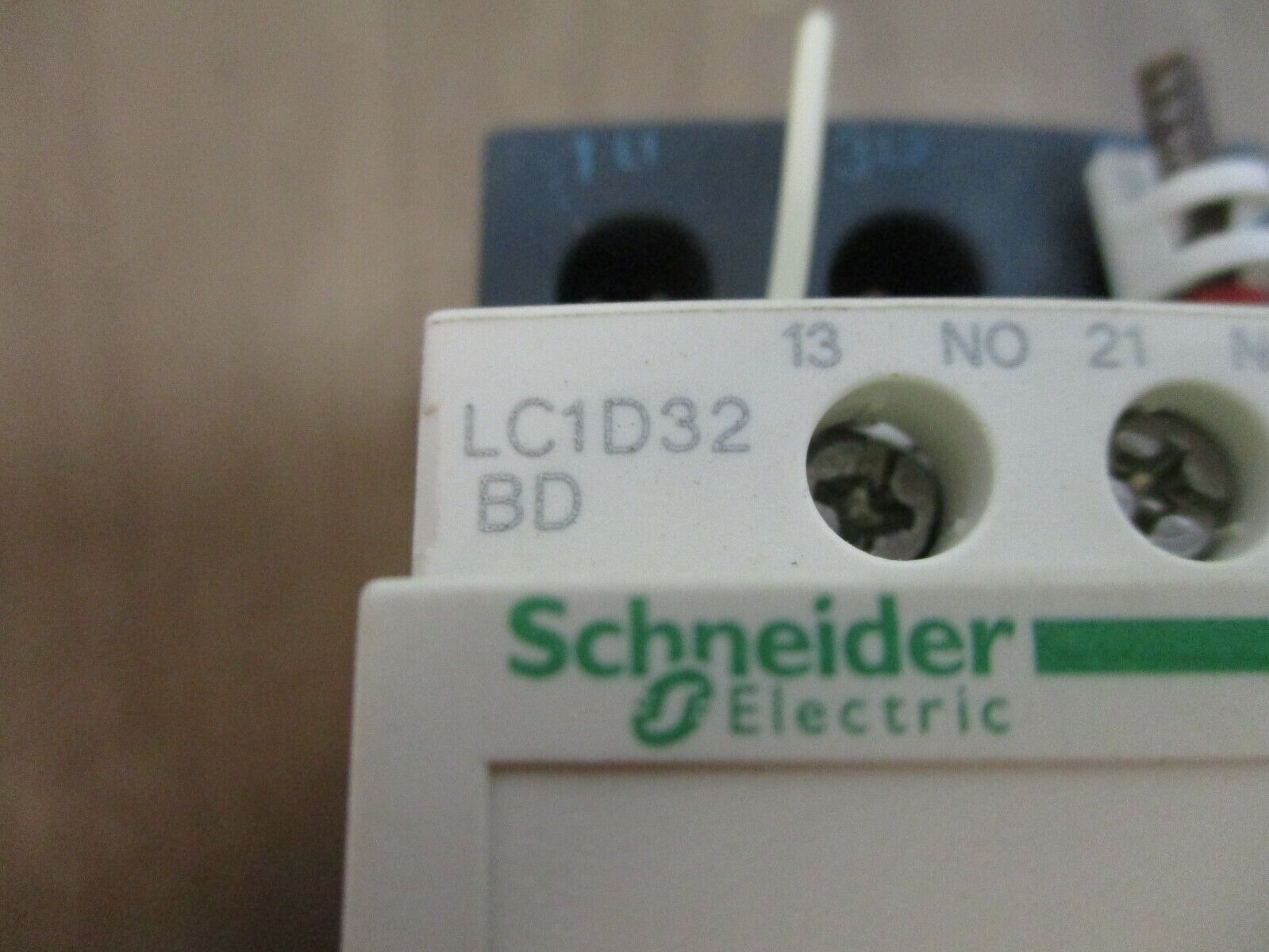 Schneider Electric Starter LC1D32 BD / LRD 21 24VDC Coil Trip: 12-18A 600V Used