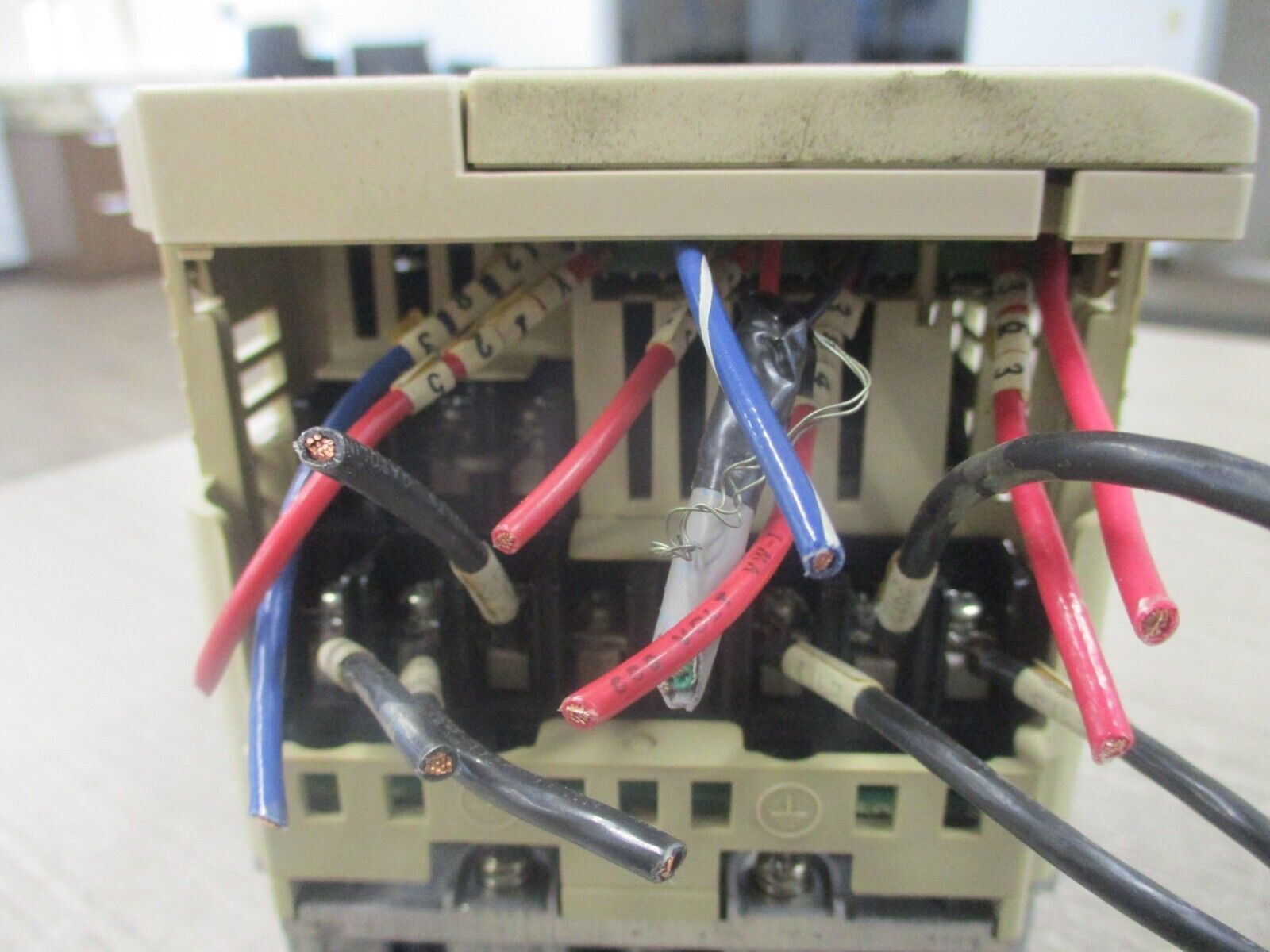 Yaskawa V1000 AC Drive CIMR-VU4A0005FAA Rev.D 3HP 3Ph Input: Output: Used