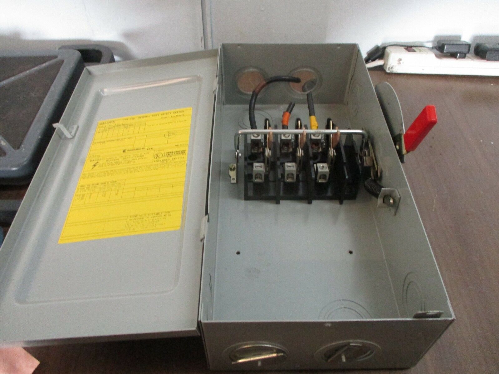 Eaton PowerMaster Non-Fusible Safety Switch/Disconnect G323NFK 100A 240V 3P Used