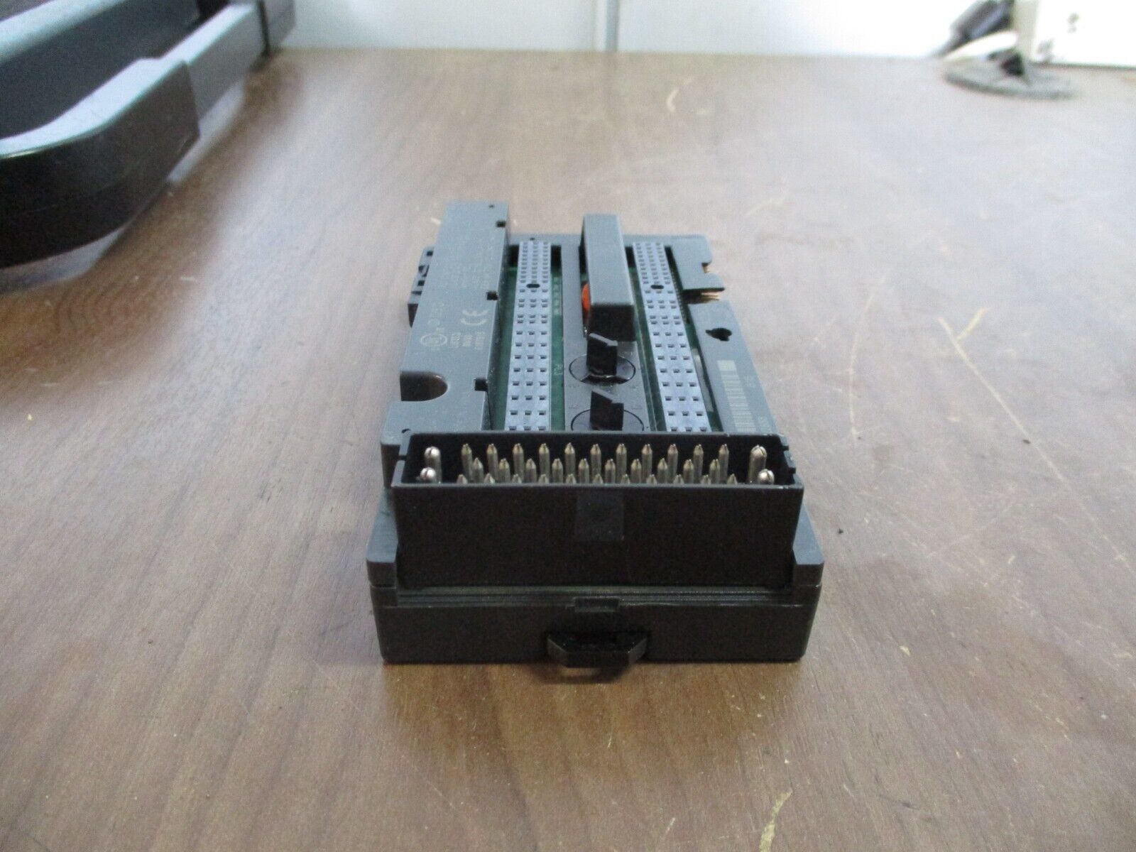 GE VersaMax I/O Carrier IC200CHS003H Connector Style *Chipped* Used