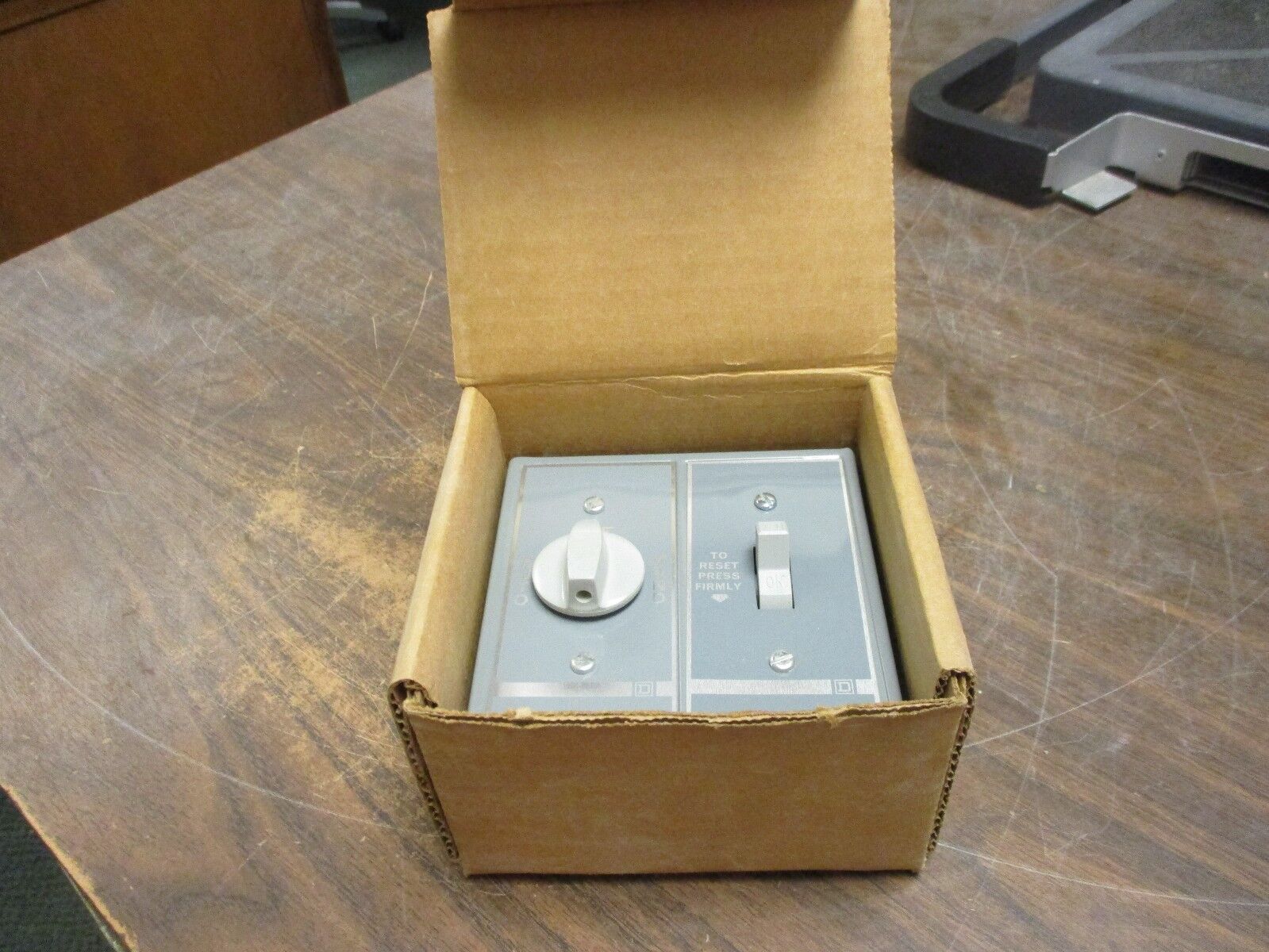 Square D FHP Manual Starter 2510 FG-71 w/ Auto-Off-Hand Sel Switch New Surplus