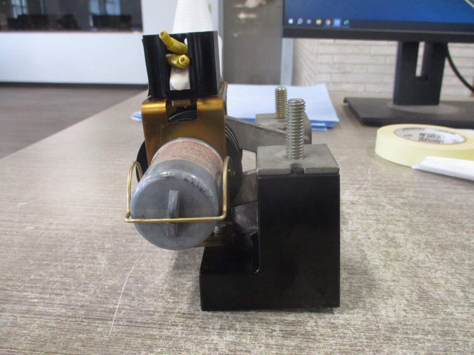 GE Magnetic Relay CR124YY0Y24 320A 600V Used