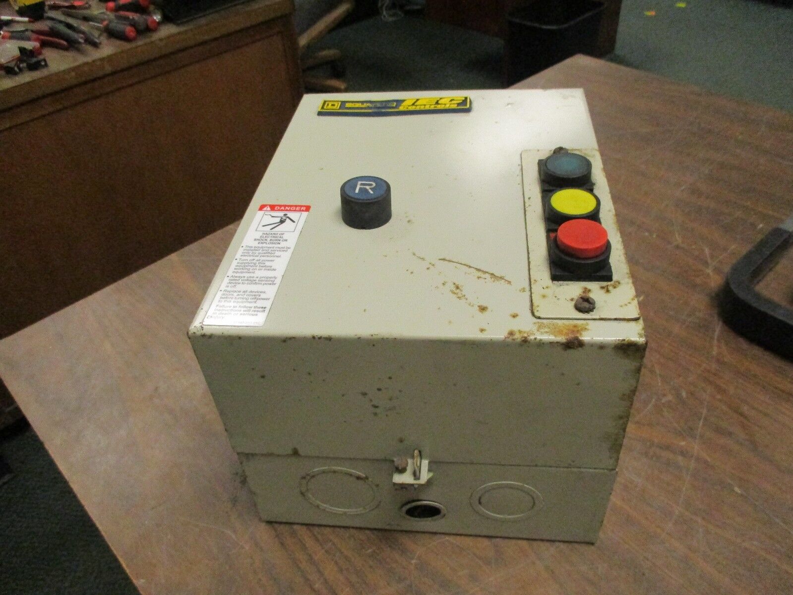 Square D Enclosed Starter LE2UD0936G6 Type 1 Enclosure 20A Used