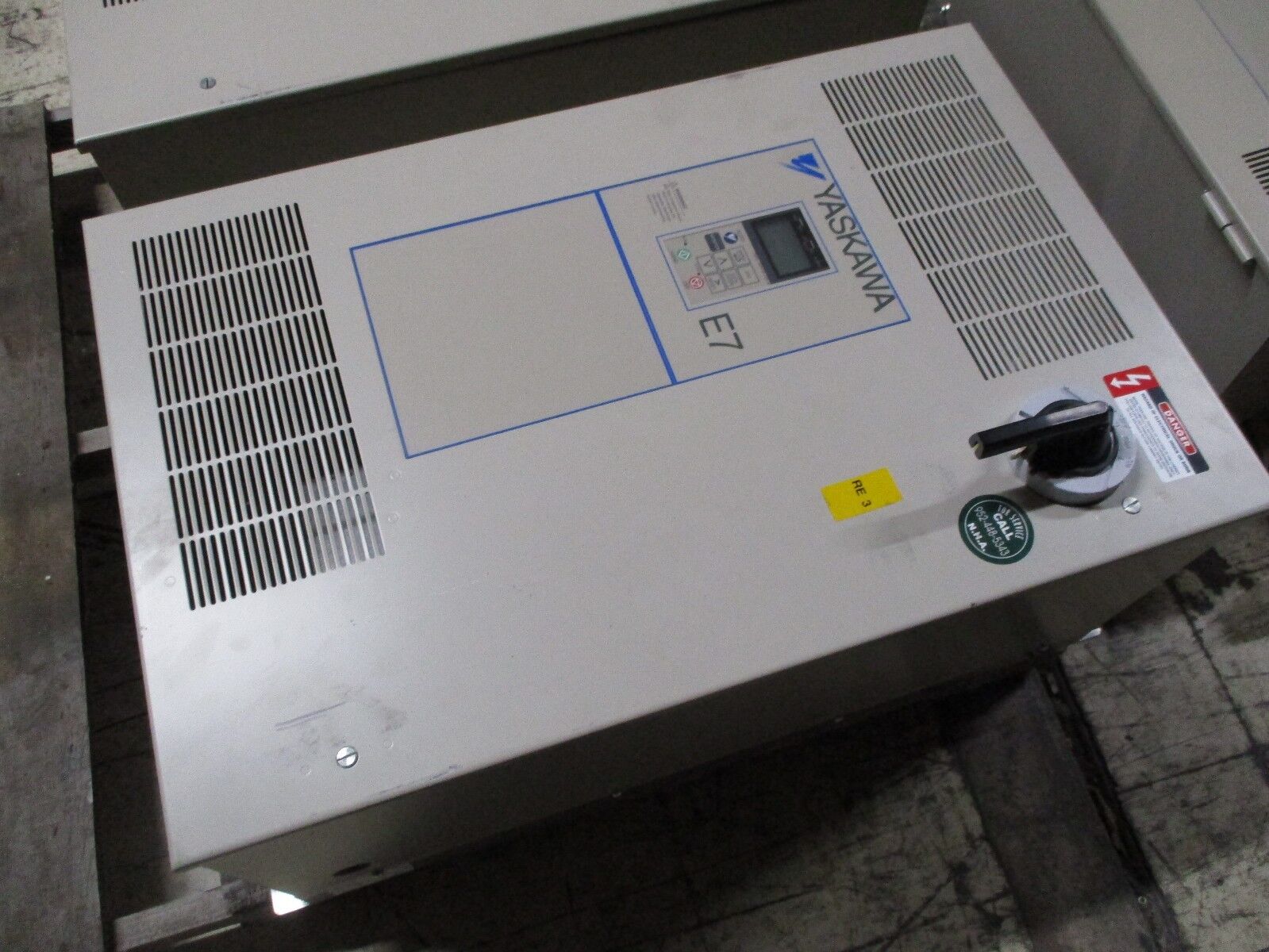 Yaskawa E7 AC Drive w/ Breaker Disconnect E7CVB007CFX 5HP 3Ph Used