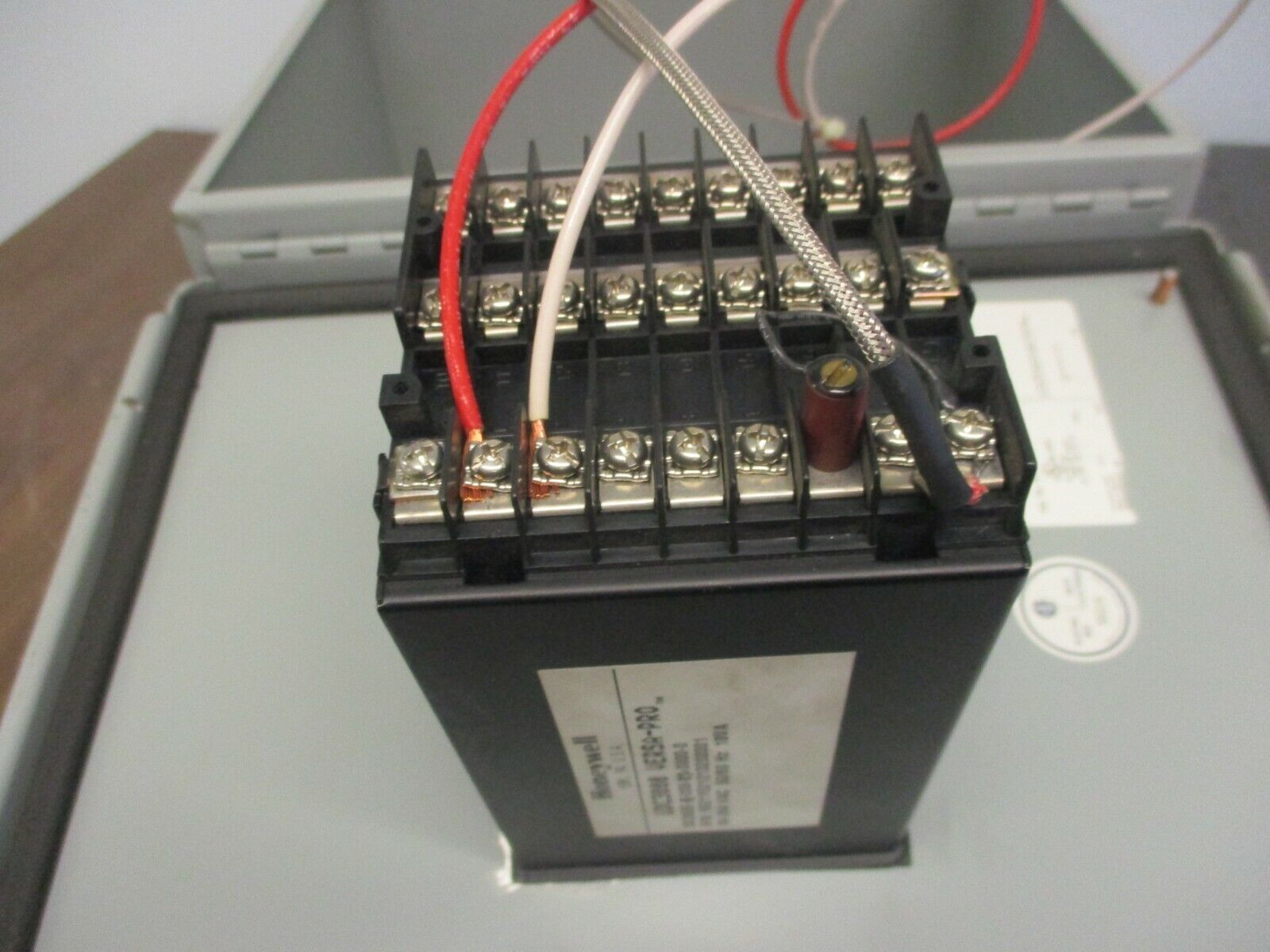 Honeywell Enclosed Versa-Pro Temperature Controller UDC3000 90-264V 50/60Hz Used