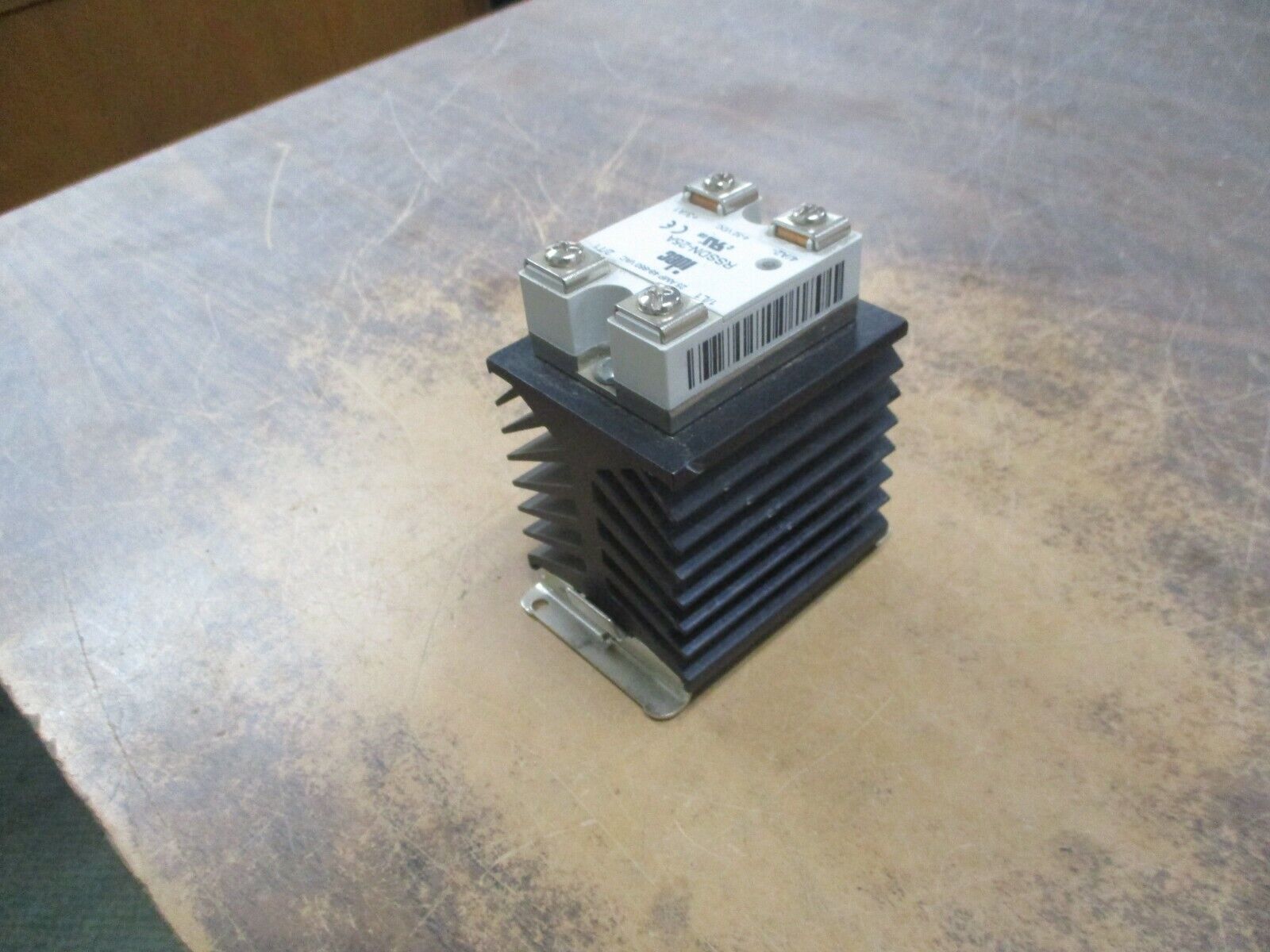 IDEC Solid State Relay w/ Heat Sink RSSDN-25A 25A 48-660VAC 4-32VDC Used