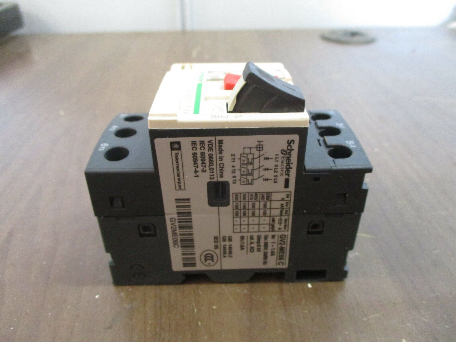 Schneider Electric Manual Starter GV2-ME06C Trip: 1-1.6A w/ Aux Contact Used