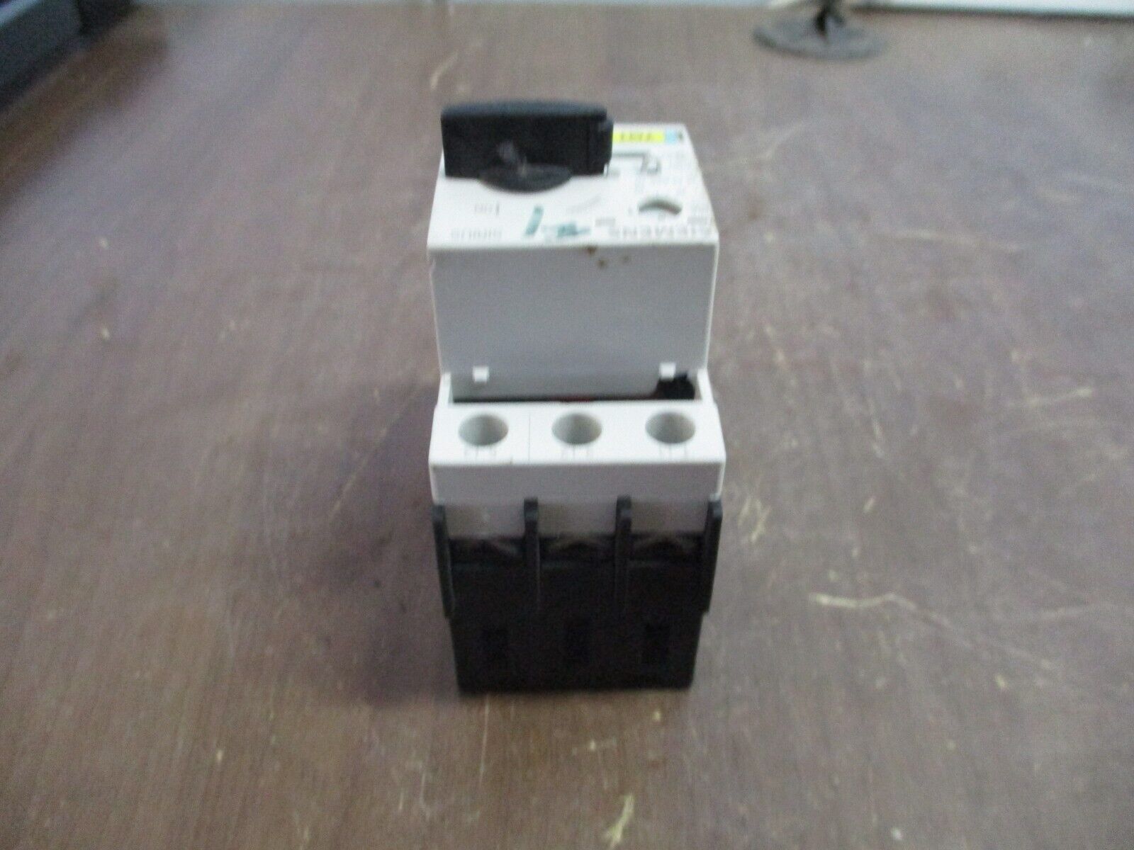 Siemens Sirius Motor Protector 3RV1021-4DA10 Trip: 20-25A 600V *Cracked* Used