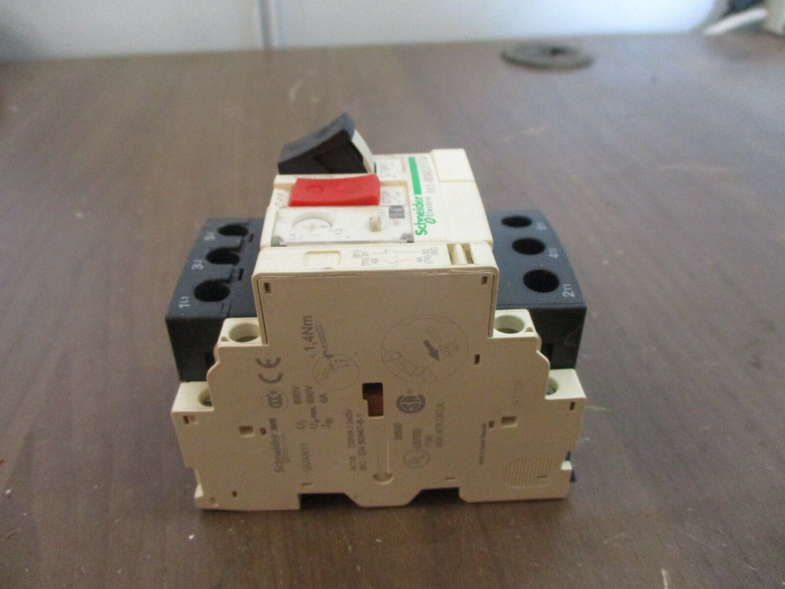 Schneider Electric Manual Starter GV2-ME06C Trip: 1-1.6A w/ Aux Contact Used
