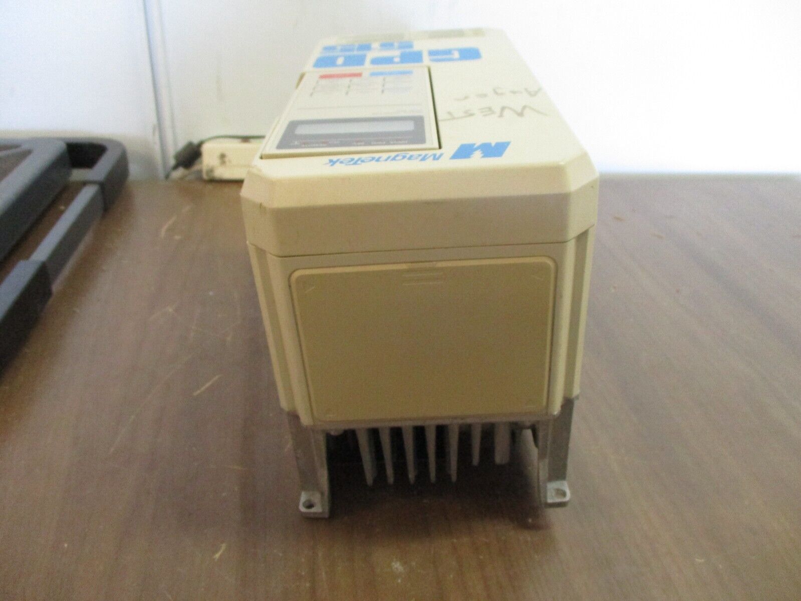 Magnetek GPD515 AC Drive GPD515C-B008 5HP 3Ph w/ Keypad *Bent Bottom* Used