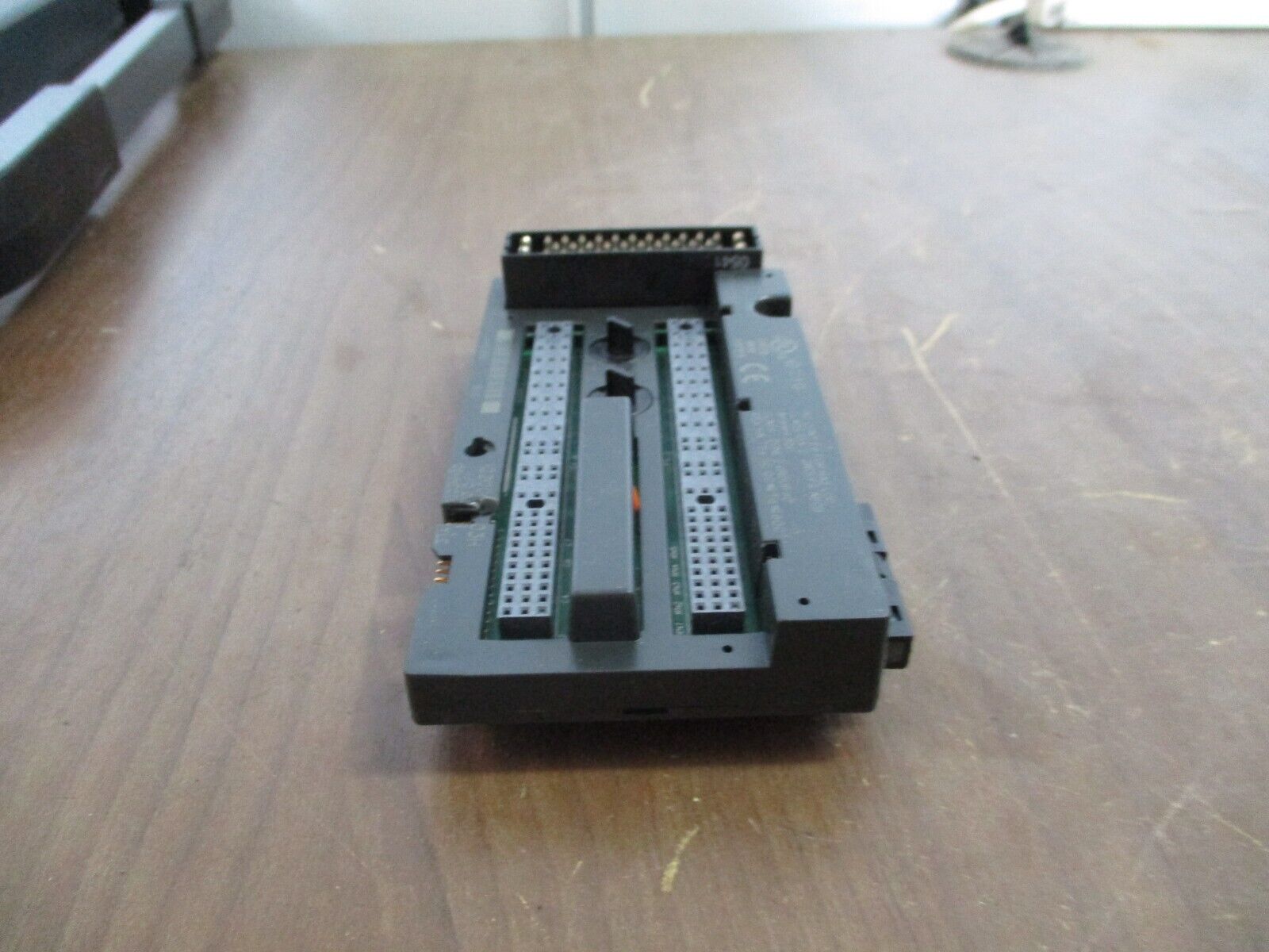 GE VersaMax I/O Carrier IC200CHS003H Connector Style *Chipped* Used